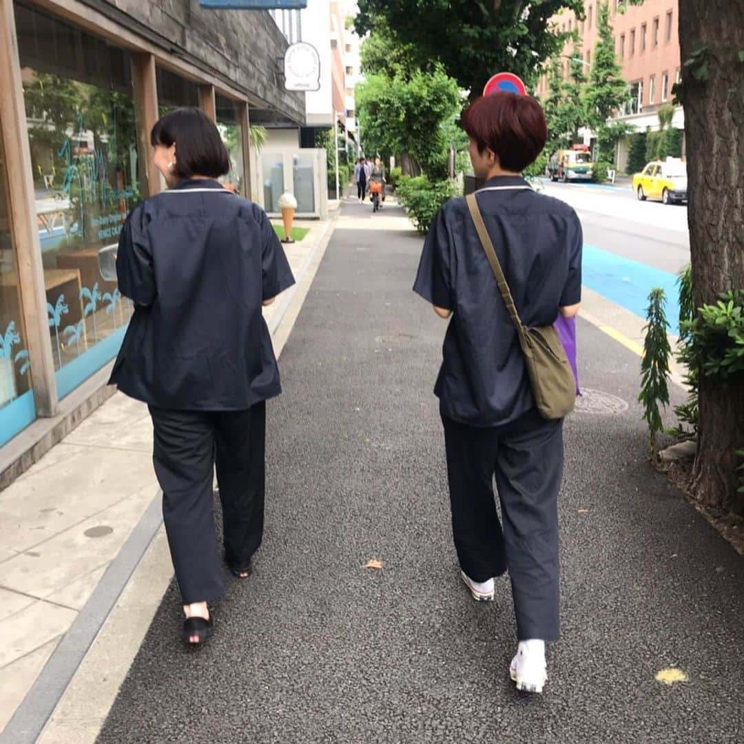 土岐麻子さんのインスタグラム写真 - (土岐麻子Instagram)「sawa takaiの佐和ちゃん @sawatakai 帰国中！ ランチの待ち合わせをしたら、 同じ服だった！（もちろんsawa takai） 工場のお昼休みみたいなことになった。」7月5日 23時00分 - tokiasako