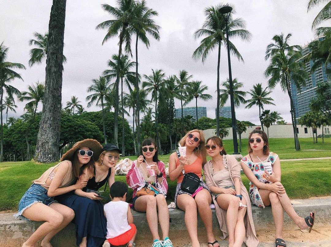 sayocoのインスタグラム：「ビーチサイドでみんなでアイス👭👦🏻🍨💗🌈 切実に戻りたい。。 ・ ・ #hawaii#fortderussybeach#sayo_trip」