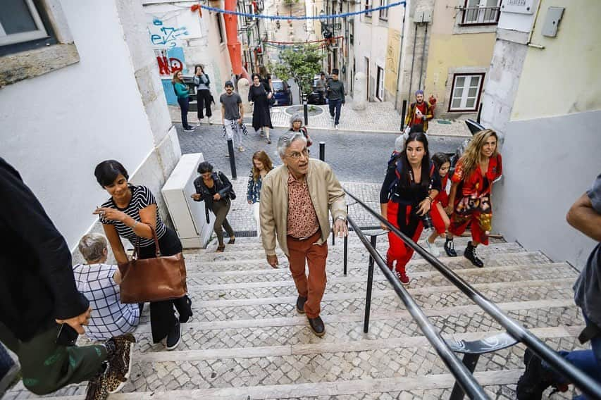 カエターノ・ヴェローゾさんのインスタグラム写真 - (カエターノ・ヴェローゾInstagram)「Filmando para a chamada da minha coluna na @casaninjalisboa 🇵🇹❤️ Hoje o nosso #OFERTÓRIO é no #ColiseuDosRecreios. | Garanta seu ingresso para os próximos shows (link nos stories) ⠀⠀⠀⠀⠀⠀⠀⠀⠀ Agenda completa: ⠀⠀⠀⠀⠀⠀⠀⠀⠀ • Europa: 🗓05/07 - Lisboa (Esgotados) 🗓07 e 08/07 - Ponta Delgada 🗓10/07 - Faro (Esgotados) 🗓13/07 - Taormina 🗓16/07 - Genova 🗓19/07 - Florença 🗓22/07 - Fasano ⠀⠀⠀⠀⠀⠀⠀⠀⠀ • América Latina (Vendas em breve): 🗓12/09 - Bogotá 🗓14/09 - Barranquilla 🗓16/09 - Medellín 🗓20/09 - Buenos Aires 🗓22/09 - Rosário 🗓24/09 - Montevideu 🗓26/09 - Santiago do Chile ⠀⠀⠀⠀⠀⠀⠀⠀⠀ 📸: @midianinja ⠀⠀⠀⠀⠀⠀⠀⠀⠀ #CaetanoVeloso #CaetanoMorenoZecaTomVeloso #CasaNINJALisboa #MidiaNinja #UnsProduções」7月5日 23時03分 - caetanoveloso