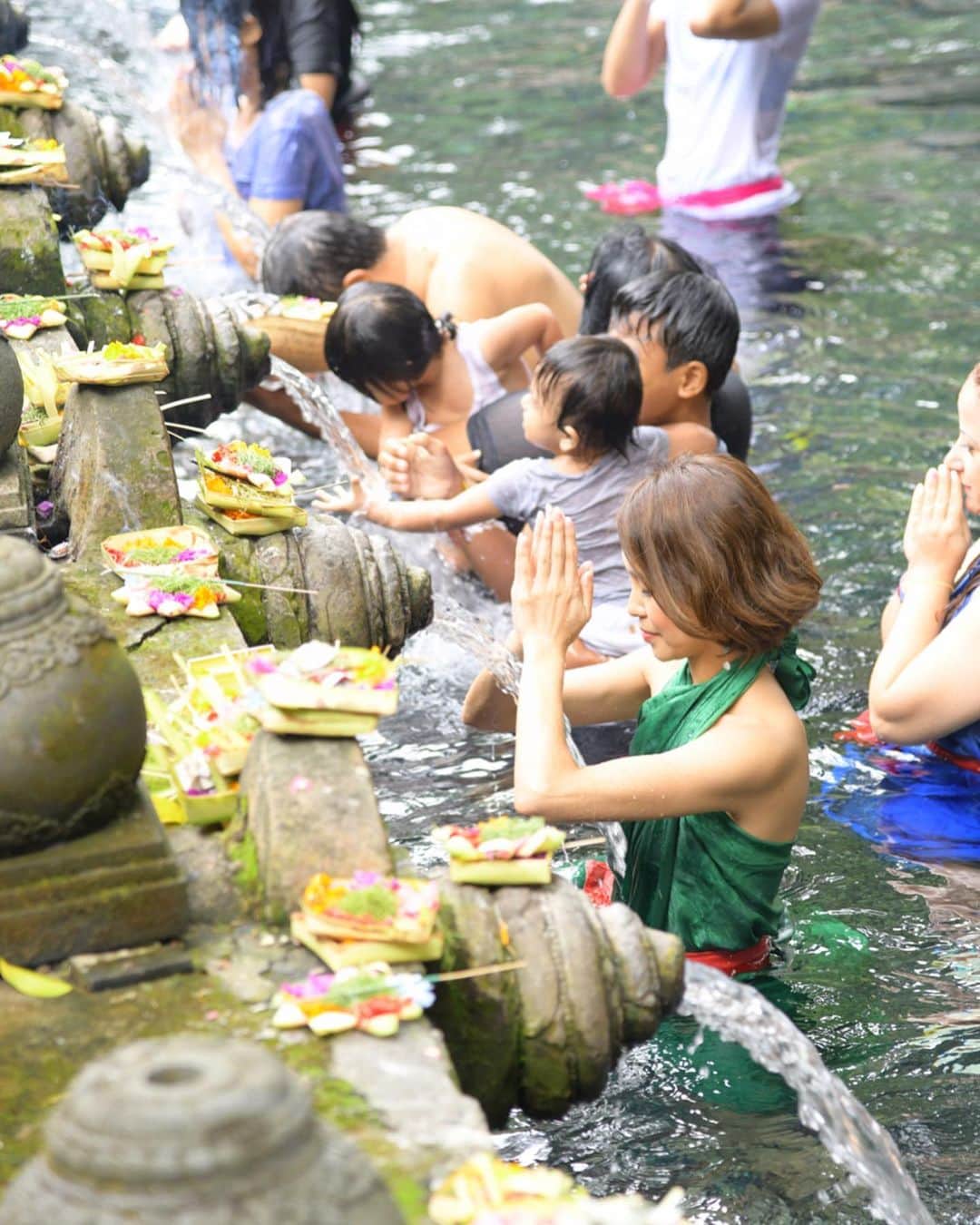 のインスタグラム：「#坂元旅ログ バリ編 世界遺産ティルタ・ウンプル寺院での聖水沐浴。バリの最強のパワースポット。 . 古の時代、神様が大地を杖でたたいて、不老不死をもたらす聖水を湧き出させたという伝説が残る場所なんですって。 . サロン（腰巻）は寺院で貸してくれます。 . Special thanks for @tiketcom @andytoyoda @nikonikobali.tour @kemenpar @pesonaid_travel @indtravel @ceritadestinasi 🙏 . photographer @hitomaki_photo . #tiketWonderfulIndonesia #semuaadatiketnya #バリ #バリ島 #インドネシア #バリ旅行 #bali #baliindonesia #tirtaempul #puratirtaempul #temple #ティルタウンプル寺院 #世界遺産 #ウブド #ムルカット #パワースポット #聖水 #沐浴 #寺院 #寺スタグラム #旅スタグラム #坂元旅ログ #triptobaliasinfluencer」