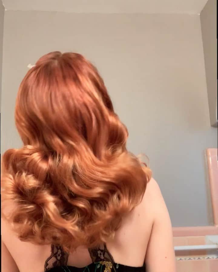 ジェーン・アルドリッジのインスタグラム：「Thinking about trimming a few inches off so I can get my hair to do this again 😌」