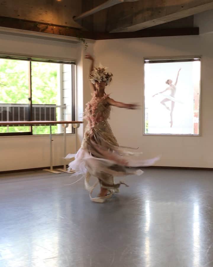 ARAKI SHIROのインスタグラム：「have a nice weekend.. <dance experiment 1-2> . . . movement series . . . #ARAKISHIRO#FUKUOKA#portrait#portraitphotography#photography#fashionphotography#dancephotography#costume#vintagedress#hautecouture#dress#artist#contemporaryart#darkbeauty#model#dancer#contemporarydance#theportraitpr0ject#portraitmood#sombrebeiegs#sombresociety#__bodyart__#model#福岡#ポートレート#モデル#ダンサー#コスチューム#衣装#アラキシロウ」