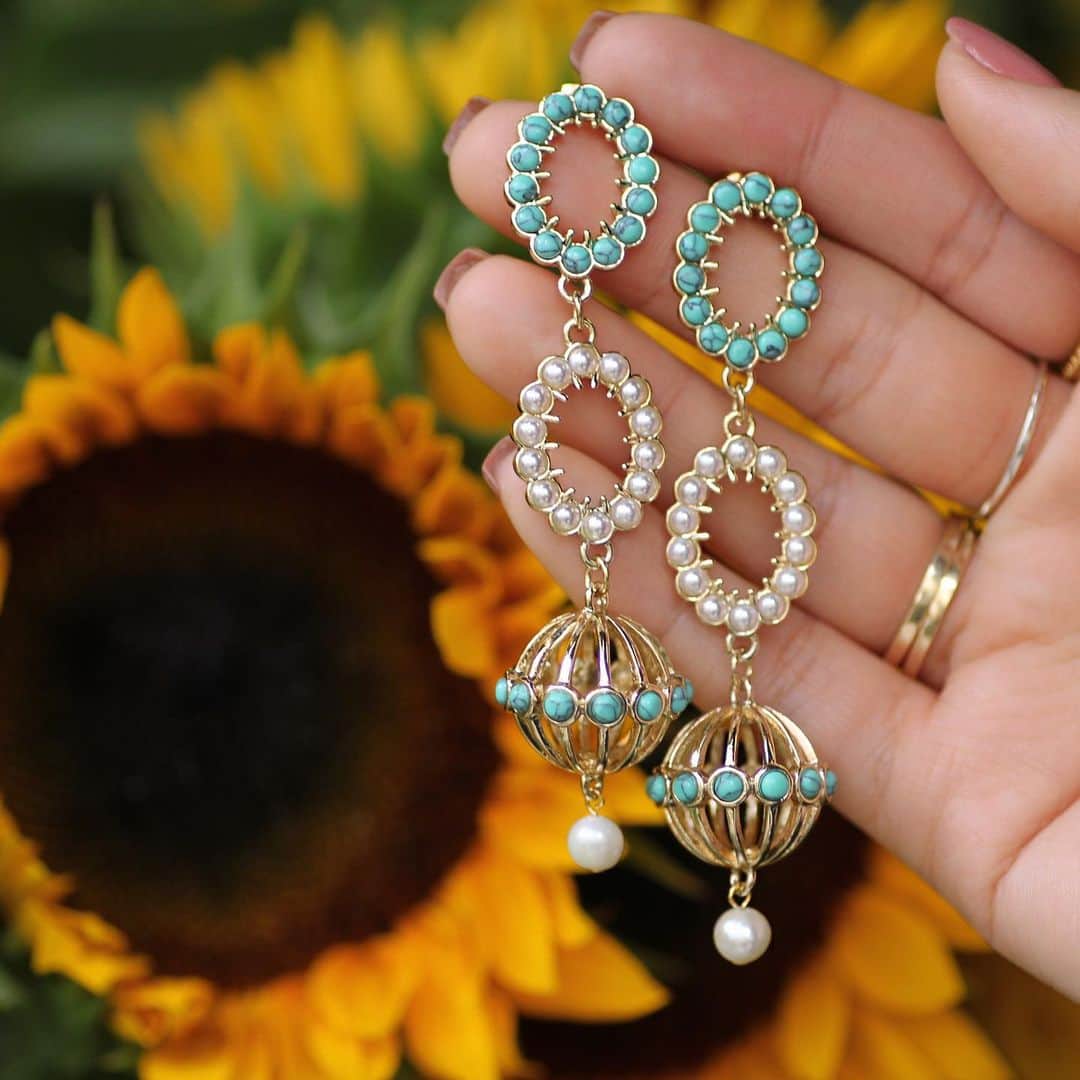 のインスタグラム：「A Lulu team favorite from our SS19 collection, the Piazza Statement Earring is now on sale. Grab a pair while you can via link in bio. #lulufrost」