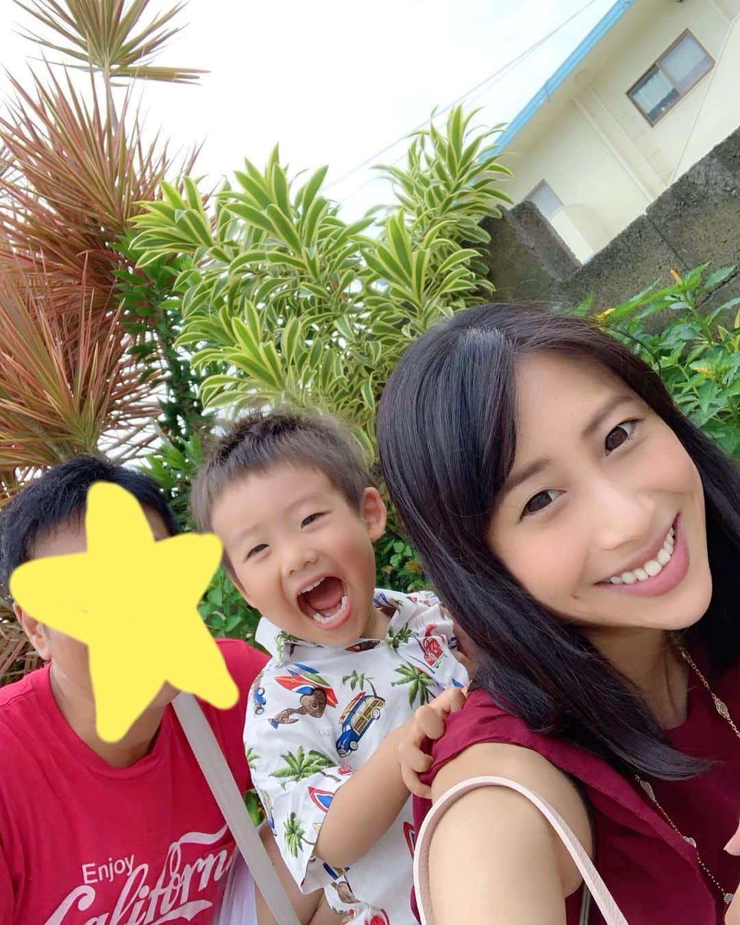 のインスタグラム：「沖縄らしい、赤と黄色のお花たちの前で写真撮ろうと思ったら、3人画面に入ったら、何にもお花写らなかった😂😅💦（笑） 私のメイクが薄いのはスルーして下さい😂🙏w ・ ・ ・  #summer #南国 #沖縄 #okinawa #ママ #baby #ママ友募集 #赤ちゃんのいる生活 #ママサークル #ママイベント #ママ会 #都内ママ #ベビスタグラム #mamagirl #ベビフル #コドモダカラ #コドモノ #ママリ #親バカ部 #新米ママ東京部」