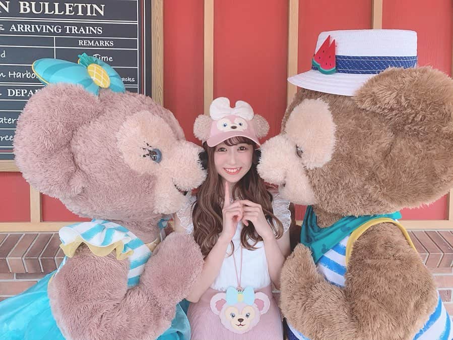 田口未彩のインスタグラム：「❤︎ . . ダフメイと3ショットが撮れただけで死ぬほど幸せなのに、ダフメイからキスもらってもう嬉しすぎて言葉にならない😭💗💗💗 . 神ショット、、、 ダフくんメイちゃんありがとう、ほんとにありがとうだいすき😭😭😭💗💗💗💗💗 . みぃの2枚目の顔よ。笑 しあわせそうすぎる笑 . 幸せすぎてこの画像一生見てられる。。。はあしあわせ。 . . メイちゃん世界で1番愛おしいね、 . . . #上海ディズニー #上海ディズニーランド #グリーティング #キャラグリ #ステラルー #ディズニーシー #duffyandfriends #ぬいぐるみ #shelliemay #duffy #上海 #上海旅行 #ウェーブヘア #オレンジメイク #シェリーメイ #ダッフィー #ダフメイ #シースルー前髪 #シースルーバング #ヘアアレンジ #ディズニーランド #ディズニー #ディズニーリゾート」