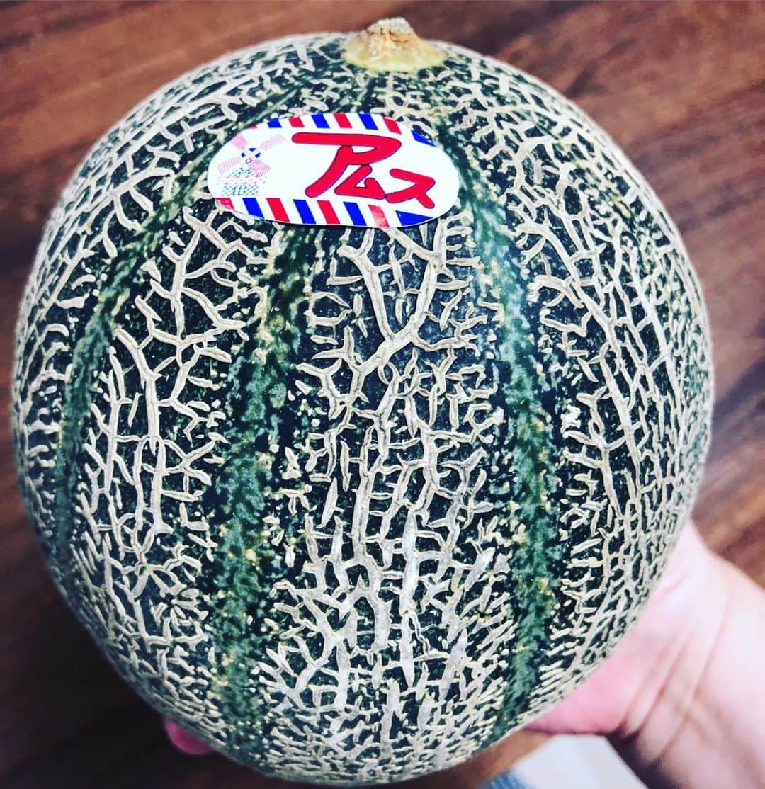 久保ミツロウのインスタグラム：「毎年送ってもらっている五島列島小値賀(おぢか)町のメロン🍈昨日から毎食最初にフルーツを取り入れてるので有難い。今年も美味しい！ 毎朝プロテイン生活も始まってます。シェイカーどうしようかと思っていたけど、自宅だから普通にミニ泡立て器で済んだ。 夜はホヤ！自宅で食べるのは初めて…(人に捌いてもらったが)。まだあまりホヤに慣れてなくて食べて大丈夫なものか脳がバグを起こす。」