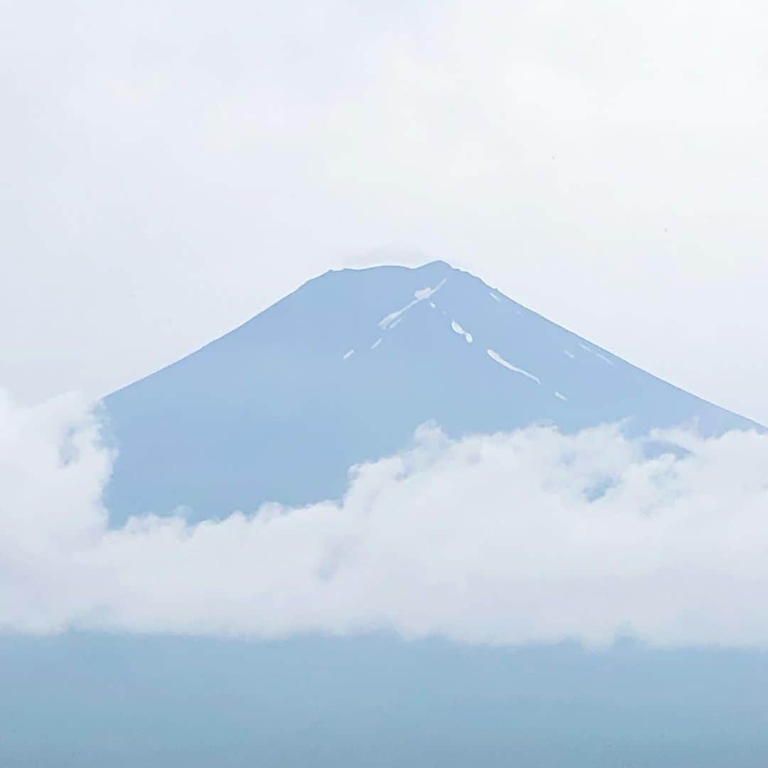 雨月衣さんのインスタグラム写真 - (雨月衣Instagram)「①昼は曇って見えなかった富士山。忠霊塔に登ったところでちょうど頭を出してくれました！ここは海外からの観光客で賑わってましたが、これよりちょっと上の展望台②は誰もいなく富士山独り占め！と思ったらこんな張り紙が③クマ目撃地点付近だった！🐻に怯えながら富士山を堪能。④🗻⑤🗻⑥🗻 #富士吉田 #富士山 #忠霊塔」7月5日 23時12分 - ugetsukoromo