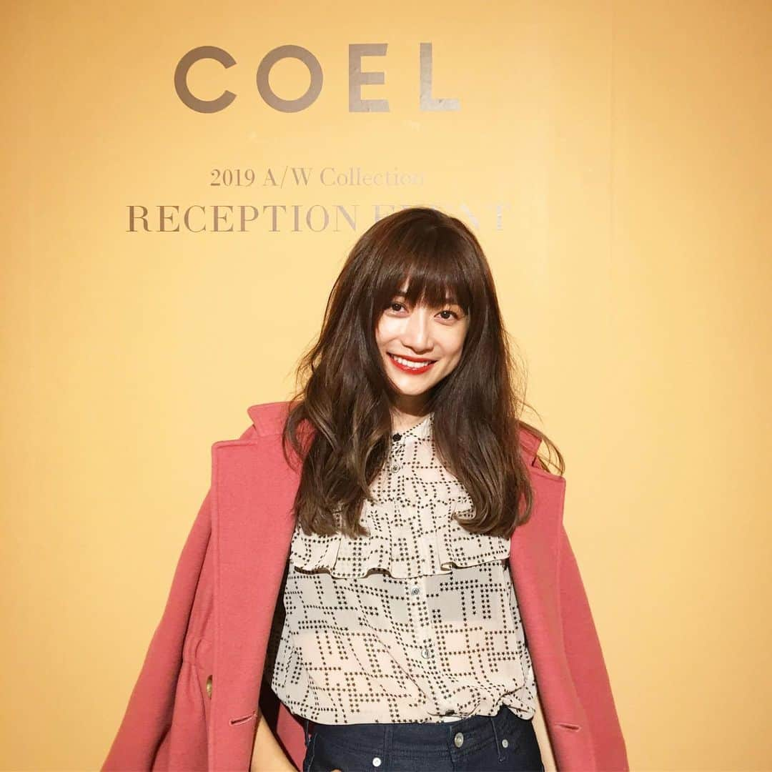 BAILAさんのインスタグラム写真 - (BAILAInstagram)「モデルのヨンアがディレクションするブランドCOEL @coel_y のPOPUPに行ってきました。会場は、すごい人で大盛況。秋モノがズラリと並びます⭐︎ 思わず買い物モードになってしまって、私はCOELとデニムブランドのヤヌークとのコラボデニムをオーダー ✨ 形がきれいな上に、縦ストレッチで履きやすさもあって、言うことなし。ヨンアが着ているインディゴカラーのものを選びました（少ししか写ってなくてごめんなさい🙏） このPOPUPは、明日6日（土）と7日（日）も開催。今回は抽選形式ではなく、ふらりと立ち寄ることができるから、週末のお楽しみにオススメ。場所は原宿のBATSU ART ギャラリーです。 ちなみに、ヨンアが着用しているピンクのコートの色は、ヨンアがこだわったオリジナルカラーだそう。シンプルな服に合わせても上品で華やかになれそうで可愛い💕 星柄のブラウスは、同柄のプリーツスカートも素敵ですよ💜 ・ ・ #ヨンア #COEL #POPUP #batsuartgallery  #神宮前 #baila_magazine」7月5日 23時17分 - baila_magazine