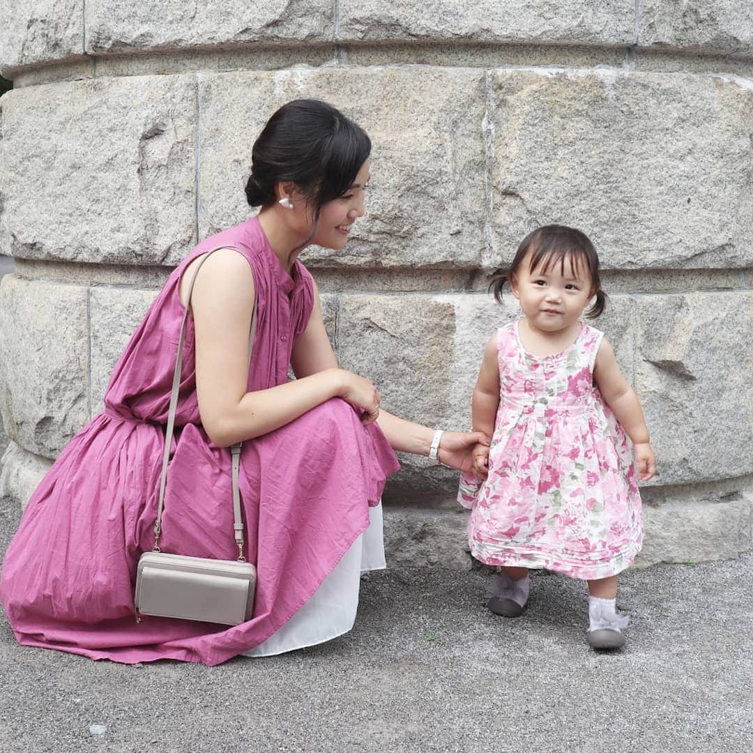 Eri Satoのインスタグラム：「pinkpurple×whiteコーデ · one-piece: @titivatejp pants: @ubasic_official (P31SH030) bag: @kalie_official shoes: @outletshoes_official · #クルーネックAラインワンピース の下には白いプリーツパンツを重ねてます バッグと靴は色味を合わせたよ😋 blog も見てね👀 @satoeri626 のトップのURLからどうぞ。 · 最近、長男に似てきたねーとよく言われる娘👧 悪いことしてるときの顔が特にそっくりなのよね🤣🤣🤣 · #ティティベイト#titivate#ubasic_official #titivatestyle#fashion#ootd#outfit#code#coordinate#style#instafashion#instagood#instalike#ファッション#コーディネート#コーデ#プチプラ#プチプラコーデ#ママコーデ#カジュアルコーデ#mamagirl#locari#ママファッション #partegram#親子リンクコーデ愛好家 #リンクコーデ#l4like#カジュアル#お洒落さんと繋がりたい」