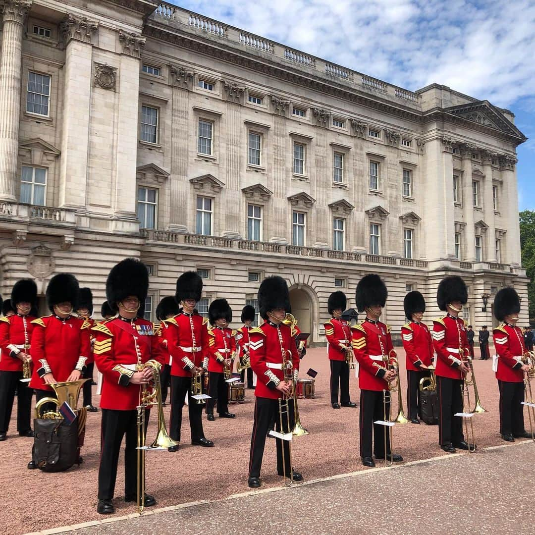 クラレンス邸さんのインスタグラム写真 - (クラレンス邸Instagram)「To mark the end of TRH's week in Wales and 50 years since His Royal Highness's Investiture, the Welsh Guards today played a selection of Welsh music during Changing of the Guard at Buckingham Palace. This included "God Bless The Prince of Wales", which was played at the Investiture in 1969 🏴󠁧󠁢󠁷󠁬󠁳󠁿」7月5日 23時22分 - clarencehouse