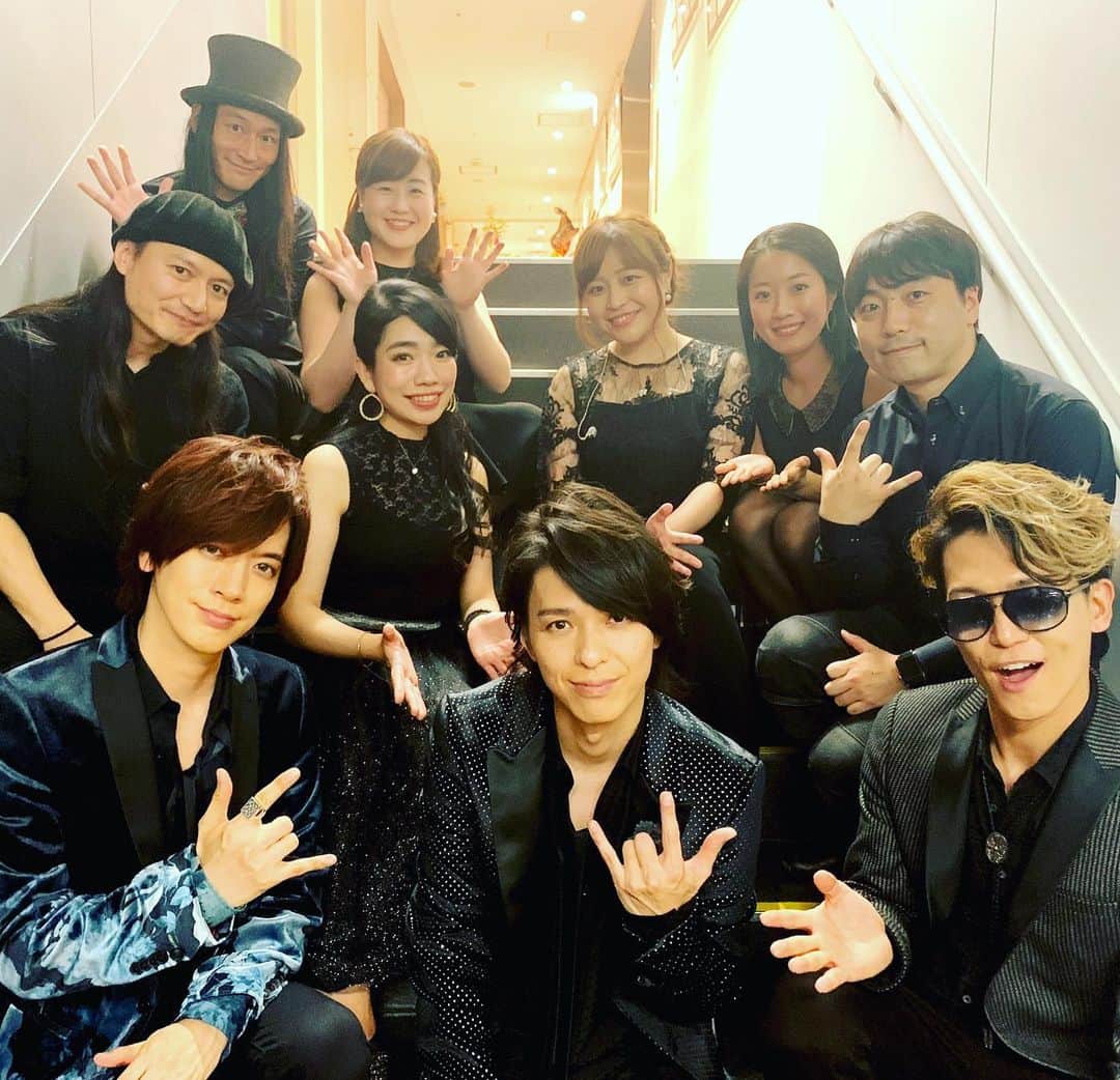 SHINPEIのインスタグラム：「BREAKERZ LIVE 2019 ～くつろぎのMilky Way AKIHIDE's BIRTHDAY～﻿ ﻿ ライブタイトルの通り、くつろぎの癒しのサウンドをたっぷりお届け出来たと思います。﻿ ﻿ BREAKERZライブとしては初めての、ストリングス隊も参加した豪華なバンドの皆さんでした！﻿ Key：滝本 成吾さん﻿ Bass：砂山 淳一さん﻿ Dr：KAZUさん﻿ Vn 小寺 里枝さん﻿ Vn 金子 由衣さん﻿ Va 大辻 ひろのさん﻿ Vc 冨田 千晴さん﻿ 皆さんの演奏のおかげで、とても高級感溢れるサウンドになりました。ライブ中ずっと心地良かったなぁ、、、またこの皆さんとやりたいです！ありがとうございました。﻿ ﻿ そしてBREAKERZは、記念すべき20枚目のシングルの情報を解禁！﻿ ﻿ 新曲「闇夜に舞う青い鳥」が発売決定!!﻿ 2019.09.04 Release﻿ 詳しくはオフィシャルサイトをチェックしてね！﻿ ﻿ http://breakerz-web.net/news/release_042.html﻿ ﻿ AKIHIDEさん、ハッピーバースデー！」