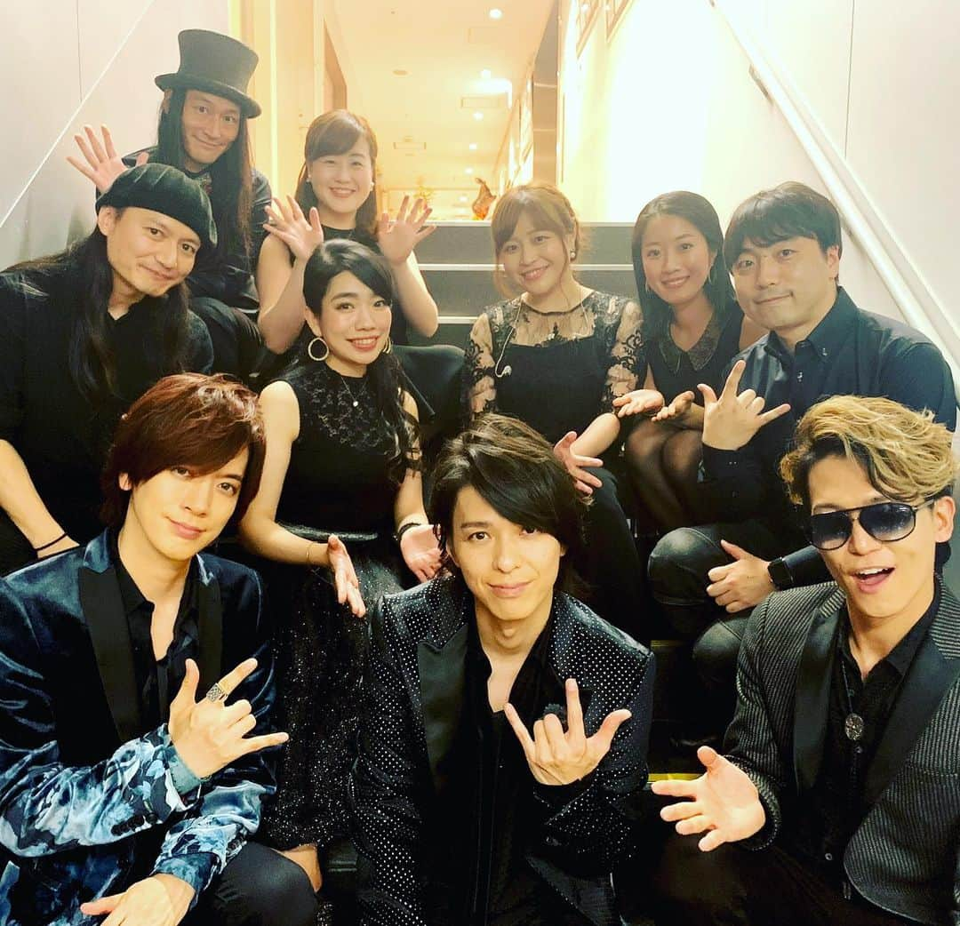 SHINPEIさんのインスタグラム写真 - (SHINPEIInstagram)「BREAKERZ LIVE 2019 ～くつろぎのMilky Way AKIHIDE's BIRTHDAY～﻿ ﻿ ライブタイトルの通り、くつろぎの癒しのサウンドをたっぷりお届け出来たと思います。﻿ ﻿ BREAKERZライブとしては初めての、ストリングス隊も参加した豪華なバンドの皆さんでした！﻿ Key：滝本 成吾さん﻿ Bass：砂山 淳一さん﻿ Dr：KAZUさん﻿ Vn 小寺 里枝さん﻿ Vn 金子 由衣さん﻿ Va 大辻 ひろのさん﻿ Vc 冨田 千晴さん﻿ 皆さんの演奏のおかげで、とても高級感溢れるサウンドになりました。ライブ中ずっと心地良かったなぁ、、、またこの皆さんとやりたいです！ありがとうございました。﻿ ﻿ そしてBREAKERZは、記念すべき20枚目のシングルの情報を解禁！﻿ ﻿ 新曲「闇夜に舞う青い鳥」が発売決定!!﻿ 2019.09.04 Release﻿ 詳しくはオフィシャルサイトをチェックしてね！﻿ ﻿ http://breakerz-web.net/news/release_042.html﻿ ﻿ AKIHIDEさん、ハッピーバースデー！」7月5日 23時32分 - shinpei_breakerz