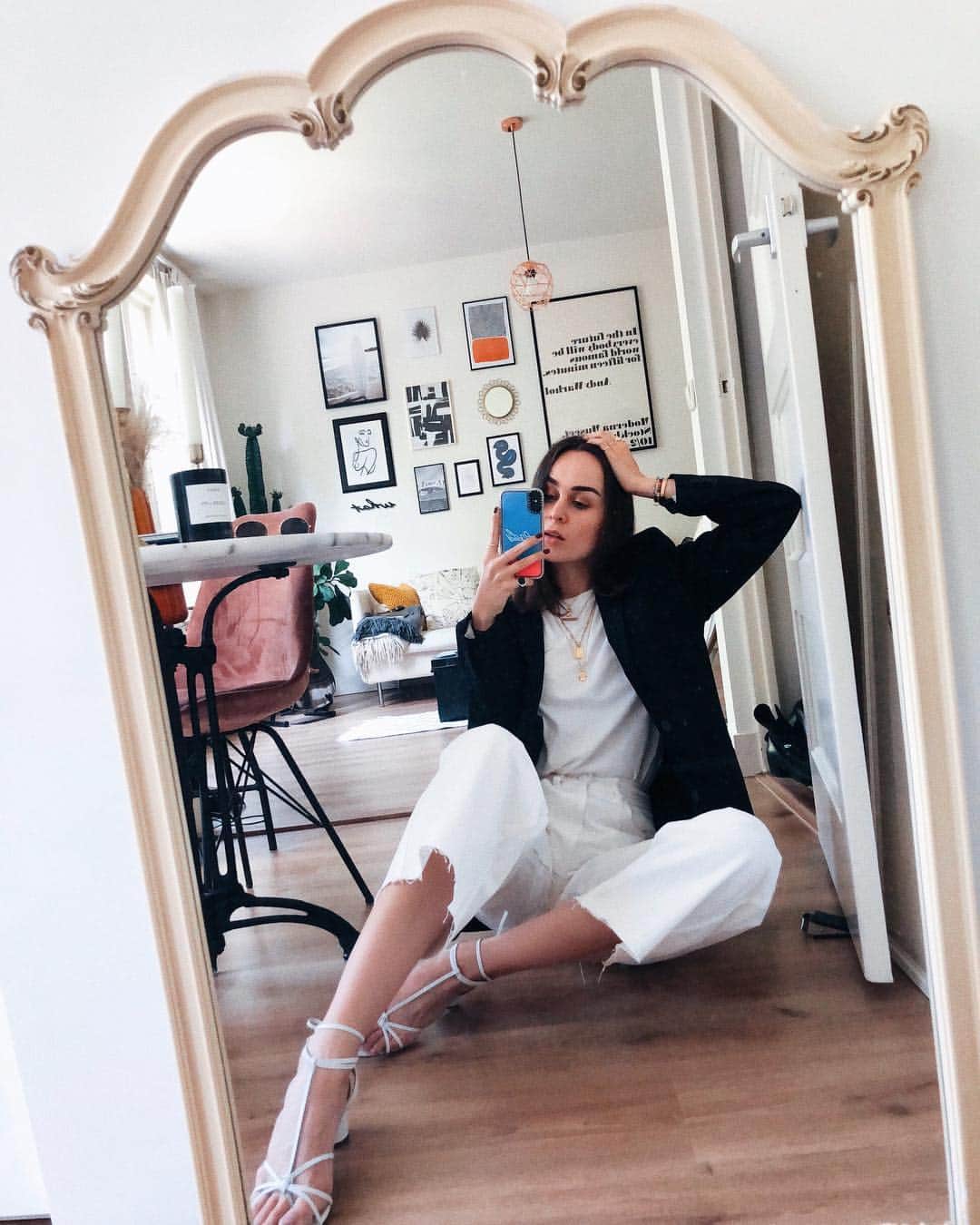 アンディー・トレスさんのインスタグラム写真 - (アンディー・トレスInstagram)「New vintage mirror, who dis?...Still deliberating whether I should paint the frame gold, or leave it as it is. What would you do?...Also, MAJOR changes to my interior coming soon and I can’t wait! The only thing I’m sad about is getting rid of those velvet pink chairs 😭. I will be selling them, so if you’re interested and YOU LIVE in Amsterdam or NL, drop me a DM. I’m obviously not shipping them cause how on earth do I ship two chairs, so you would have to pick them up 😅 . . Cuando te encuentras tu espejo perfecto en una tienda de antigüedades 🙌🏼...Todavía estoy deliberando si lo dejo así o lo pinto de dorado. What would you do? #mirror #amsterdam」7月5日 23時30分 - stylescrapbook