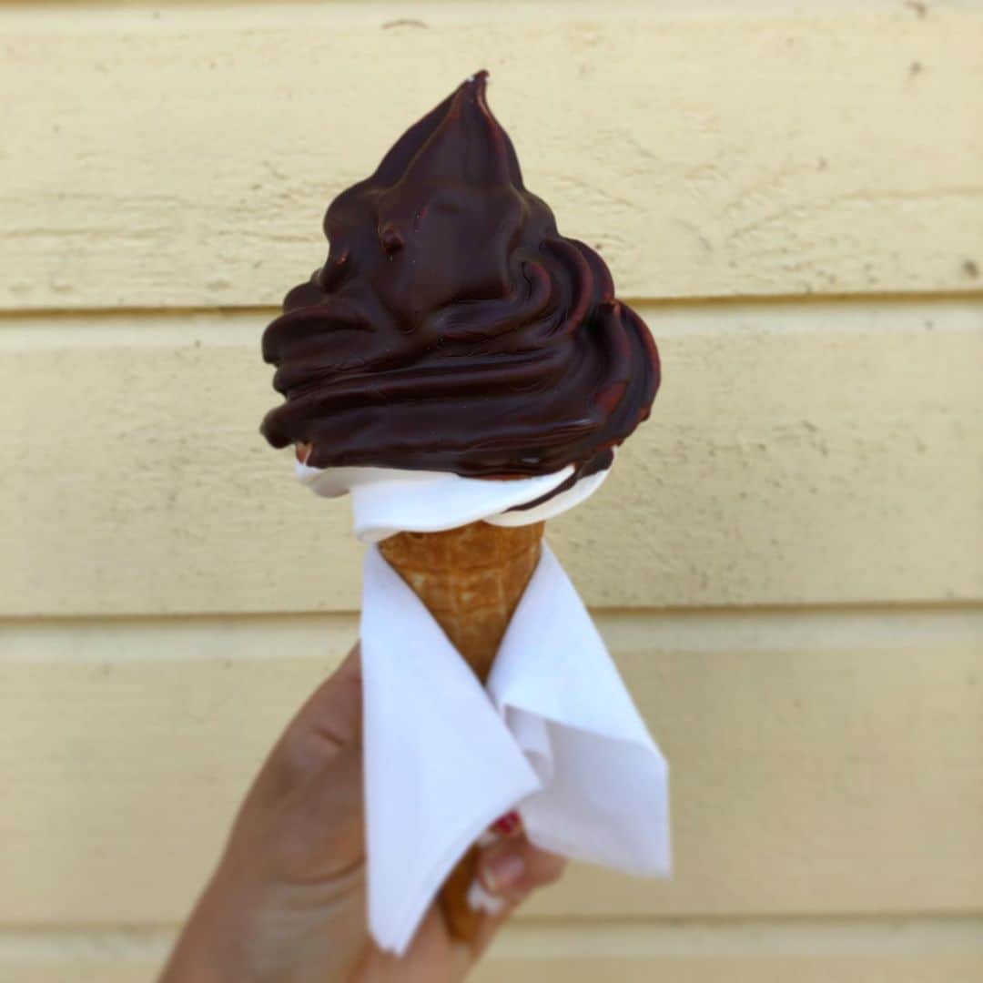 レイチェル・クーさんのインスタグラム写真 - (レイチェル・クーInstagram)「Soft serve ice cream dipped in chocolate. 🍦Guess how long that lasted? 😋 . . . . . . . . . . . . . . #icecream #softserve #chocolate #summer #sweden #rachelkhoo」7月5日 23時31分 - rachelkhooks
