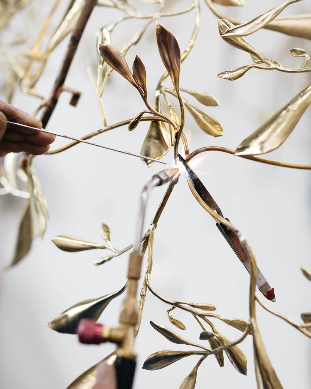 グーセンス パリのインスタグラム：「Making of our "Feuillage" chandelier. . . #📸 by @__alix . . #Goossens #workinprogress #nature #decoration #DesignParadeToulon #yellow #gold #brass #foliage」
