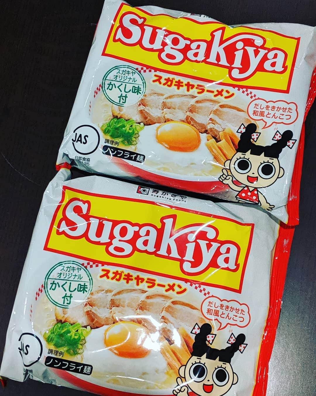 真山景子のインスタグラム：「寿がきやのラーメンは、小さな頃から食べて育った愛知のSOULFOOD  もはやおふくろの味のような…愛知県民ならわかるはず❤ #スガキヤ #スガキヤのラーメン 大好物。家族と、同級生と、仲間と青春のあの頃食べた懐かしい味。  #ディスカバー愛知フェア #スペシャルアンバサダー就任します  スガキヤはCMにも出たほど大好きな私のソウルフード。だしつゆも美味しいよ❤おやつ代わりにとうぞ❤」
