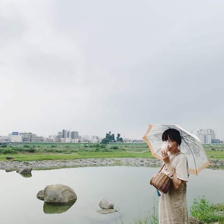 青柳文子さんのインスタグラム写真 - (青柳文子Instagram)「曇天どんてん。。 どんてん生活、ていいそう #どんてん生活  はやく梅雨明けしてほしいですよーー！  この日傘、その昔暑い8月の1日だった紗季子と清澄白河まで買いに行きそのあと谷中で一緒に浜崎あゆみを踊ったのを思い出します 日傘なんて今の暮らしの中では（尾崎豊）使えるタイミングも滅多にないもので、子なしのおでかけでここぞとばかりに駆り出したよ。曇ってるのに。小さな鞄も。  は／か このカゴバッグも青柳買い付けアイテムとして @isntshe_official にて販売中です。わかりにくいけどこの着ているTシャツも再販が7/9 19:00〜から始まるそうです🧚‍♀️」7月5日 23時36分 - aoyagifumiko