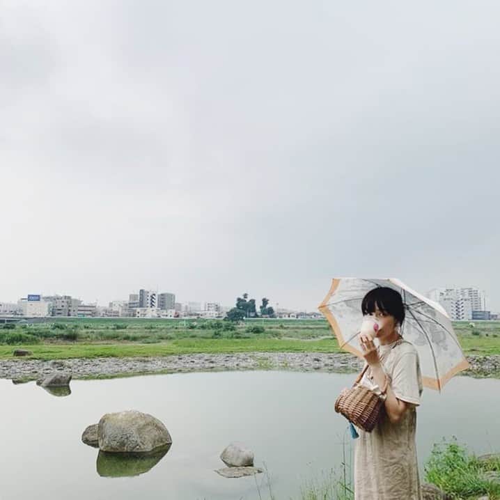 のインスタグラム：「曇天どんてん。。 どんてん生活、ていいそう #どんてん生活  はやく梅雨明けしてほしいですよーー！  この日傘、その昔暑い8月の1日だった紗季子と清澄白河まで買いに行きそのあと谷中で一緒に浜崎あゆみを踊ったのを思い出します 日傘なんて今の暮らしの中では（尾崎豊）使えるタイミングも滅多にないもので、子なしのおでかけでここぞとばかりに駆り出したよ。曇ってるのに。小さな鞄も。  は／か このカゴバッグも青柳買い付けアイテムとして @isntshe_official にて販売中です。わかりにくいけどこの着ているTシャツも再販が7/9 19:00〜から始まるそうです🧚‍♀️」