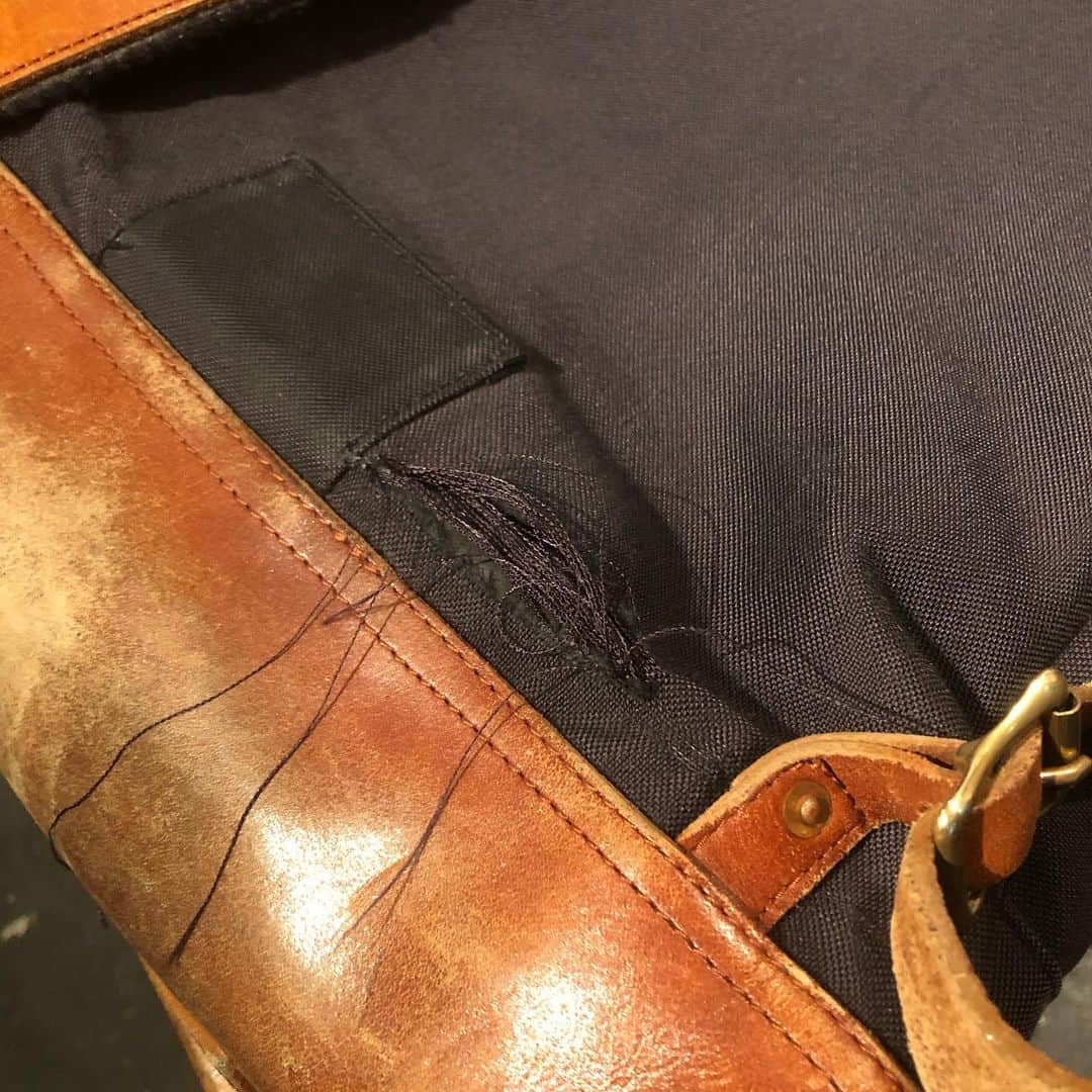 のインスタグラム：「東中野にあります「ANCHOR MILLS」さんでリュックをリペアしてもらいました‼︎オンボロと捉える人もいれば味わいと捉える人もいる。私は圧倒的に後者です‼︎いい感じになってきた‼︎﻿ ﻿ http://vasco-tokyo.com/vasco/ ﻿ ﻿ #anchormills ﻿ #vasco ﻿ #アメカジボーイズ ﻿ #amecajiboys ﻿ #アメカジ ﻿ #アメカジ散策」