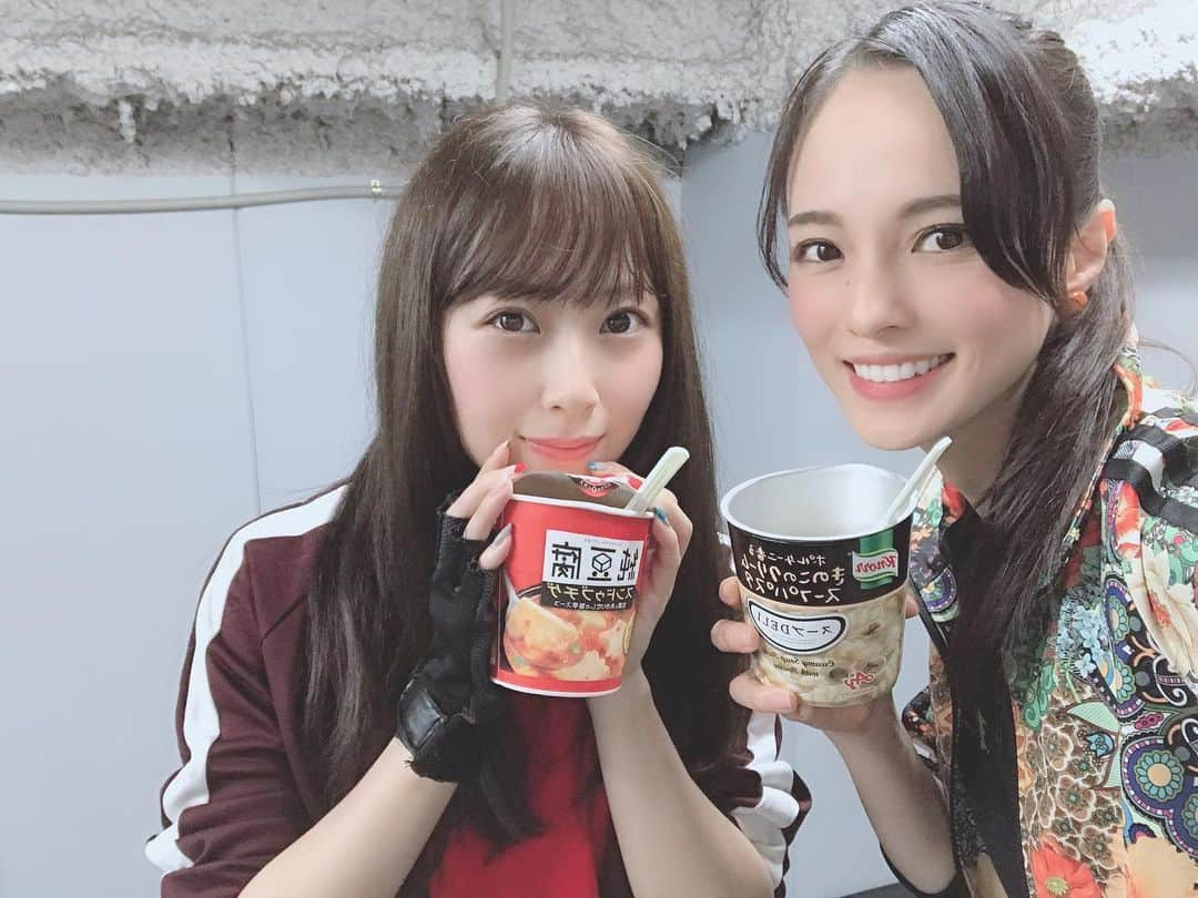 大湖せしるさんのインスタグラム写真 - (大湖せしるInstagram)「﻿ ﻿ 今日は﻿ ﻿ ちゅりと﻿ ﻿ コレ食べて﻿ ﻿ がんばった。﻿ ﻿ ﻿ 休憩中の﻿ ﻿ ひとコマ。﻿ ﻿ #戦国basara #斬バサ #お稽古場  #高柳明音 ちゃん #ちゅり  #なんだ #この可愛さ  #大湖せしる」7月5日 23時49分 - cecile_daigo