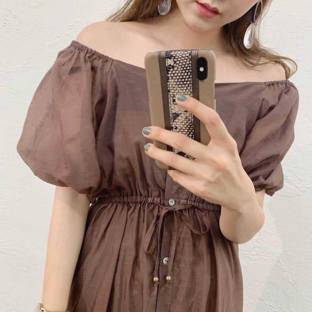 mina hinokuchiのインスタグラム：「. インスタライブ見ていただいた方ありがとうございます♪♪ LIVEで来てたシースルーのワンピース🌿🌵 透け感とデザインがとっても可愛くて、着たら絶対買う！となりました♡ . 今日ご紹介した物は来週／再来週入荷予定です！ お楽しみに🌵 . 電波が悪く見えずらく大変申し訳ありませんでした。コメントで教えてくださったり、最後まで見てくださったりありがとうございます🙇‍♀️ 次回見やすく出来るように確認してみます！ 今日の LIVEは @whoswhochico アーカイブ、IGTVにもupされる予定なのでぜひご覧ください♪♪ . #whoswhochico #salonbychico #フーズフーチコ #salonbychico_yokohama #mina_chicode #ワンピース」
