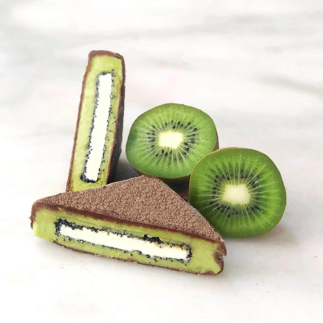 DOMINIQUE ANSEL BAKERYさんのインスタグラム写真 - (DOMINIQUE ANSEL BAKERYInstagram)「Summer in #Soho with our Kiwi Sorbet Bar. 🥝 A center of homemade kiwi sorbet with Tahitian vanilla ice cream and tiny poppyseeds in the middle, coated in milk in “fuzzy” milk chocolate. #icecream #dominiqueanselbakery」7月5日 23時47分 - dominiqueansel