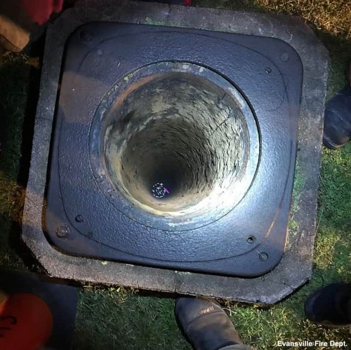 ABC Newsさんのインスタグラム写真 - (ABC NewsInstagram)「A 5-year-old boy was rescued without injury after he fell 30 feet down a narrow storm drain in Indiana. The pipe was too narrow for firefighters to rescue the boy themselves, so after several tries with different ideas, the creative first responders decided "to lower a swing set seat down to him" #rescue #firstresponders #indiana」7月5日 23時48分 - abcnews