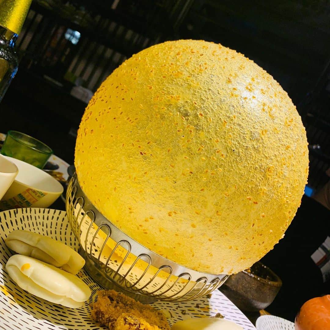 のインスタグラム：「月みたいなデザート。  食べると甘いんです。  #デザート #球 #たま？ #名物 #yuta_ozawa #ozatts #おざっつ」