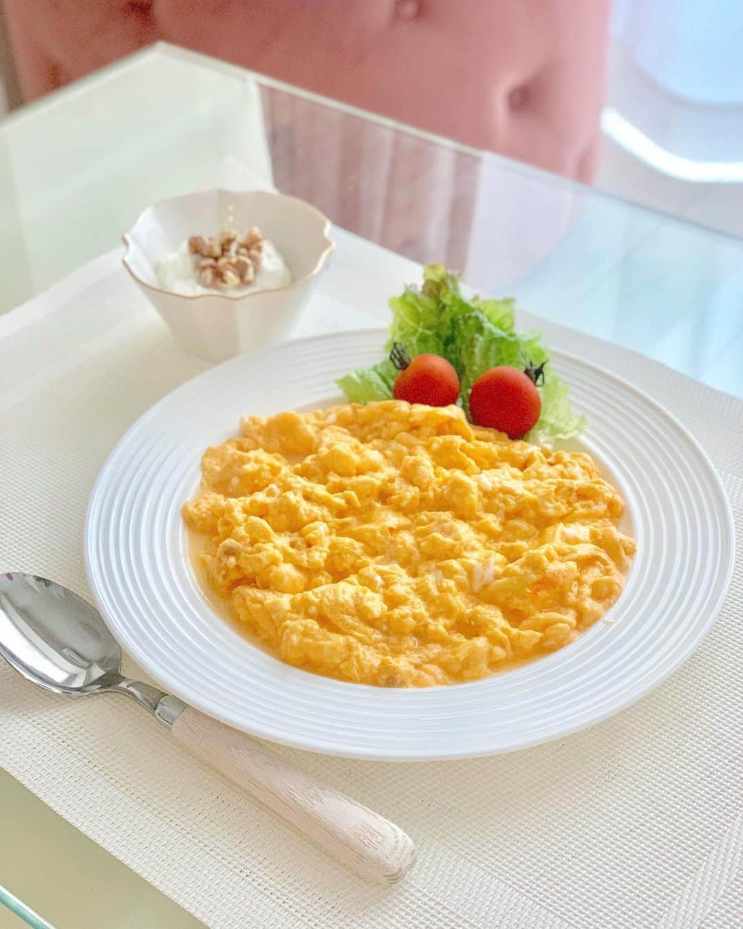 吉川ちかさんのインスタグラム写真 - (吉川ちかInstagram)「最近ちえさんのご飯も 作ってあげてるから ちえさんから卵🥚を 20個ぐらい大量に プレゼントされたよ😂💓笑 . 卵を消費しなきゃだから スクランブルエッグ作った！笑 明日から卵多めなメニューに なると思うのでよろしくです😝💕 . #謎に#たまごを#20個#もらった#ちえの家にも#20個あるらしいから#結果#ちえさんは#卵を#40個も#注文したってこと？#🤔」7月5日 23時52分 - yoshikawachika_1116