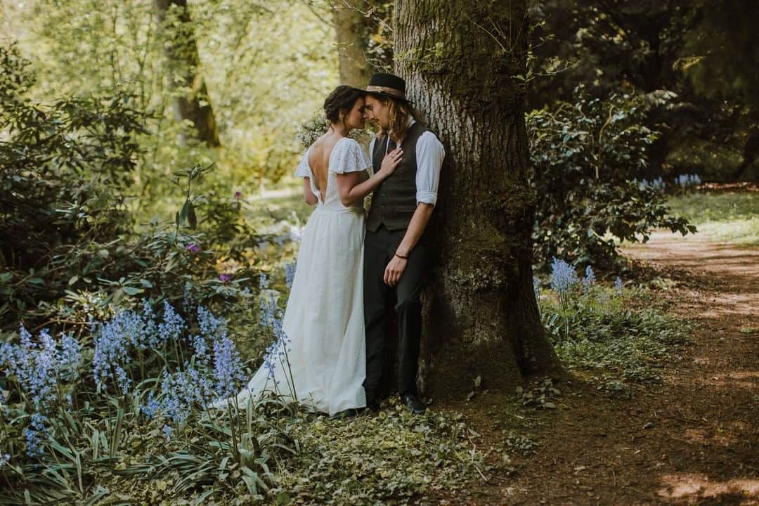 のインスタグラム：「How gorgeous is our Minna dress? Handmade in London using a mix of contrasting laces. It has a fitted waist, over sized sleeves and a gorgeous low back. This is the perfect dress for a relaxed barn wedding. . . . . Photography: @sambennettphoto venue: @evenleywoodgarden  dresses: @indiebride.london  hair + make up: @laurenwheelerartistry  jewellery: @lovefromengland models: @ameliajaneeb @mischahuijsmans florals: @meadowdreamsflorist . . . #Wedding #WeddingDress #SustainableWedding #EthicalFashion #DIYWedding #BohemianWedding #BohoWeddingDress #SustainableWeddingDress #HandMadeDress #HandcraftedInTheUK #MadeInTheUK #BrideToBe #Engaged #WeddingDresses #Bride #WeddingGown  #ForestWedding #EcoConsciousBride #EcoConsciousWedding #IndiebrideLondon」