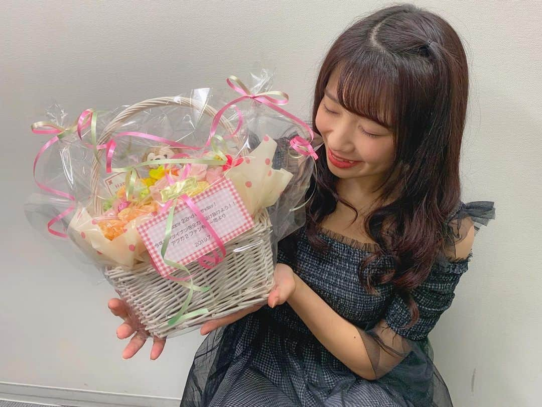 高萩千夏さんのインスタグラム写真 - (高萩千夏Instagram)「＊生誕祭🥺🌻 2019/07/05 * * 本日ハロショ秋葉原店にて1日遅れの 22歳の生誕祭をさせていただきました！ * * あんなに沢山の方々平日に 集まってくれるなんて😳❤️ 愛です。本当ありがとう。 * * かじぃと悲しきヘブンとシングルベッド カバーさせていただきましたっ！！！！ どちらも私にとって思い出の曲です！！ かじぃだから選べた曲です。どうでした？ * * ファンの方から素敵なお花もありがとう🐻 * * 22歳もたくさんの方から愛される 素敵な女性を目指して頑張ります。 * * #アプガ2 #生誕祭 #バースデー #ハロショ #ハロプロ」7月5日 23時55分 - chinatsu_takahagi_uug2ki