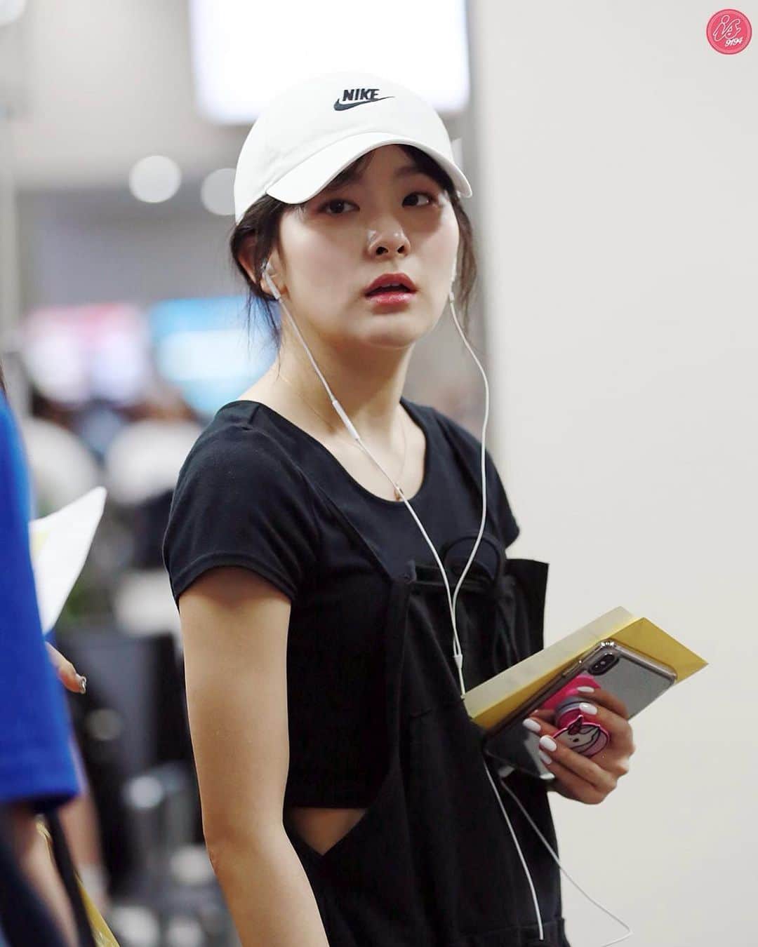 スルギさんのインスタグラム写真 - (スルギInstagram)「Seulgi's casual airport fashion is always on point. She really looks good in her personal taste, I'm loving it 🔥✨💛 #REDVELVET #레드벨벳 #SEULGI #슬기 #🐻」7月5日 23時59分 - kristiandawal29