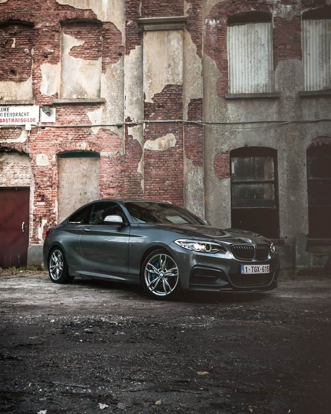BMWのインスタグラム：「Thrill the senses. The BMW 2 Series Coupé. #BMWrepost @itspbx #The2 #BMW #2Series」