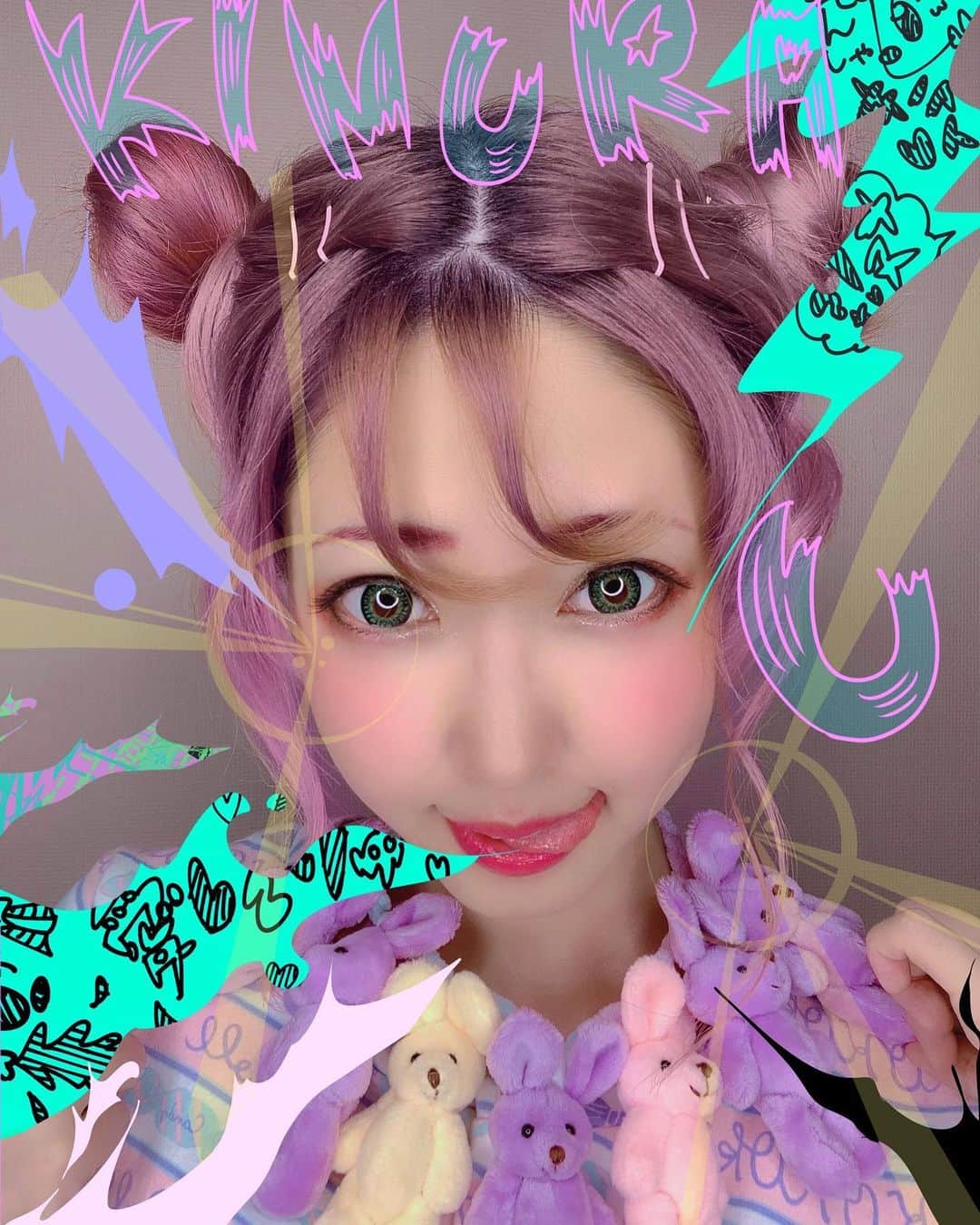 のインスタグラム：「I'm going to Austin, USA!🇺🇸🗽🍔🍕🍟﻿ I will appear in the event called 『okashicon』🐈💝﻿ I'm looking forward to seeing everyone in America💓The poster is ready. And I am in the middle of making clothes for fashion shows💪﻿ ﻿ アメリカのオースティンで行われるイベント『okashicon』でファッションショーをする事になりました✨﻿ ﻿ 独立する道を選び、このファッションショーをゼロから1人でお洋服を作っていくと決めてから﻿ ﻿ ﻿ お金の事とか、間に合うのかとか、﻿ 『自分が心から欲しい物を作る』という信念を貫いた先に結果が出なかったらどうしようって﻿ ﻿ ふとした瞬間にザワッとなる事もあるけど﻿ ﻿ ﻿ どんな状況でも﻿ 大事な事を思い出す為に﻿ 自分に優しく語りかける﻿ ﻿ 『自分がときめく可愛さを貫く事』が﻿ お客さんに1番届くからって﻿ ﻿ そう信じて﻿ 作品に向き合ってきました﻿ ﻿ ﻿ そんな中、﻿ 今日突然、私の着る服だけ間に合わないって﻿ 工場さんからメール来て、﻿ ﻿ うわーーー！！！😱﻿ みたいな笑﻿ ﻿ 自分がその服を着て幸せになるパワーをお客さんに届けたいのに﻿ それが無くなるなんて根っこが無くなっちゃう〜！！！😂😂って﻿ ブワッて焦りが出たんだけど﻿ ﻿ ﻿ でもそんな時こそ﻿ 自分に優しく﻿ 絶対大丈夫、絶対大丈夫！って﻿ 自分に優しくする練習だと思ってやっていたら﻿ ﻿ ﻿ 工場さんありえん速さで頑張ってくださって﻿ なんとか間に合いそうです✨✨﻿ ﻿ うわ〜〜〜ん😂✨✨﻿ 本当によかった✨✨﻿ ﻿ ﻿ 何か自分が不安になるようなことが起こったとしても﻿ ﻿ 焦ってその状況に飲まれて﻿ どうにかしなきゃというエネルギーでの物作りはしない﻿ ﻿ ﻿ お客さんに届けるものは﻿ 絶対にワクワクで﻿ 絶対にトキメキがいい﻿ ﻿ ﻿ 1番のお客さんは私だから✨﻿ ﻿ トキメキの洪水の中でステージが歩けますように✨﻿ ﻿ ﻿ #okashicon #KimuraU #木村優 #pistaandchio #ピスタとチオ #fashionista #instafashion #harajukufashion #原宿ファッション #原宿 #Kawaii」