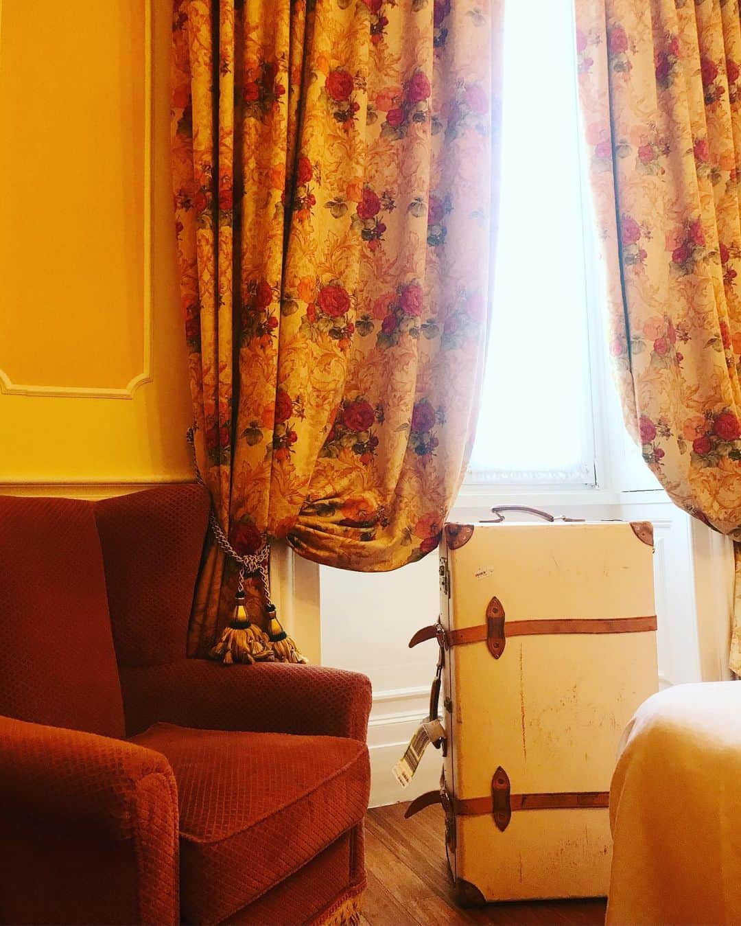 上野水香さんのインスタグラム写真 - (上野水香Instagram)「今日は移動日。。#ジェノバ に着きました。イタリアらしい古いステキな雰囲気の街です。ホテルのお部屋がとってもラブリー💕 ちえちゃん（#柚希礼音 さん）のインスタに出ていたものが、私のスーツケースとお揃いなので、写真に写りこませてみた😊💕たまたま色も大きさも同じでテンションあがりました(*´-`)私のはかなり年季入ってますが😂ちえちゃん、本当にすごい！ステキな舞台頑張ってくださいね❣️❣️ 三枚目のpicは、ウィーンの空港で発見したデメルのカフェ☕️での、キャロットケーキ🍰💕街中で行けずじまいだったので、迷わず入りました！美味しかった😋  明日は舞台稽古、明後日が本番です。再び野外でラバヤデールです。頑張ります。」7月6日 0時01分 - mizukaueno