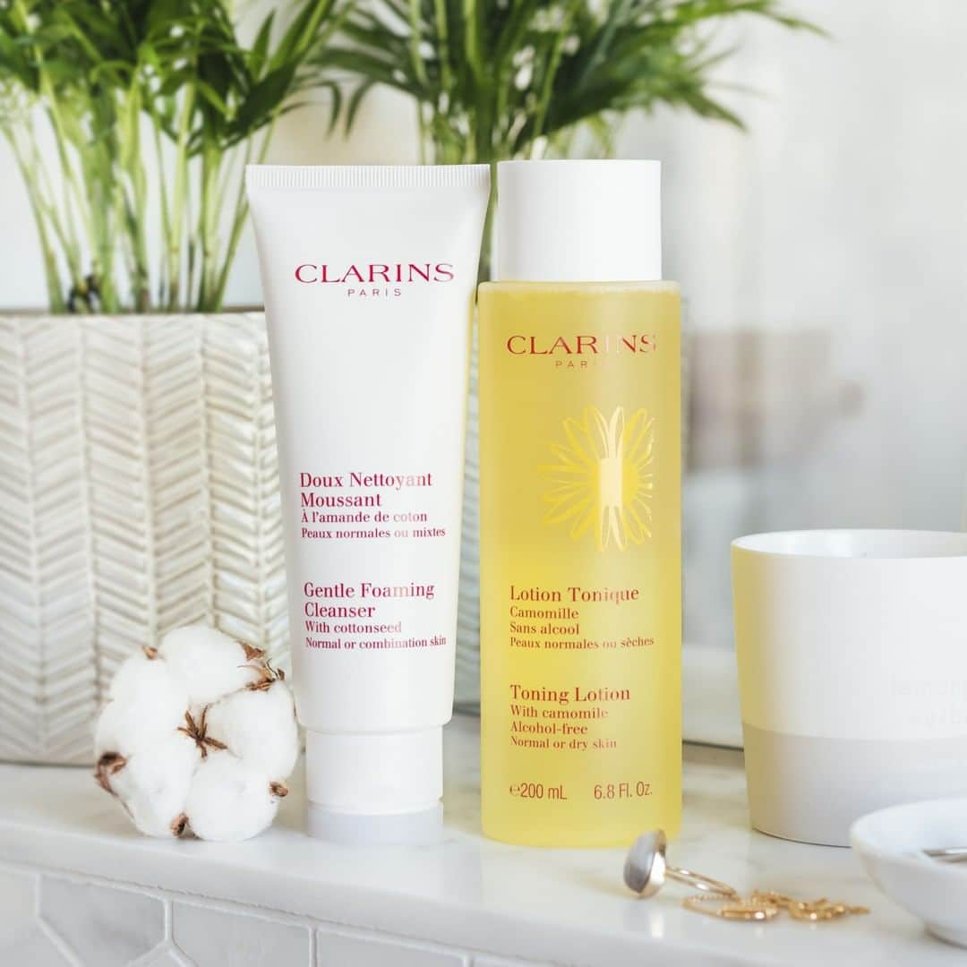 Clarins Franceさんのインスタグラム写真 - (Clarins FranceInstagram)「Deux gestes simples à suivre cet été pour une peau parfaitement démaquillée : - Le Doux Nettoyant Moussant pour un nettoyage tout en douceur - La Lotion Tonique Camomille pour adoucir et hydrater la peau . . #clarins #MonSoinClarins #skincare」7月6日 0時02分 - clarinsfr