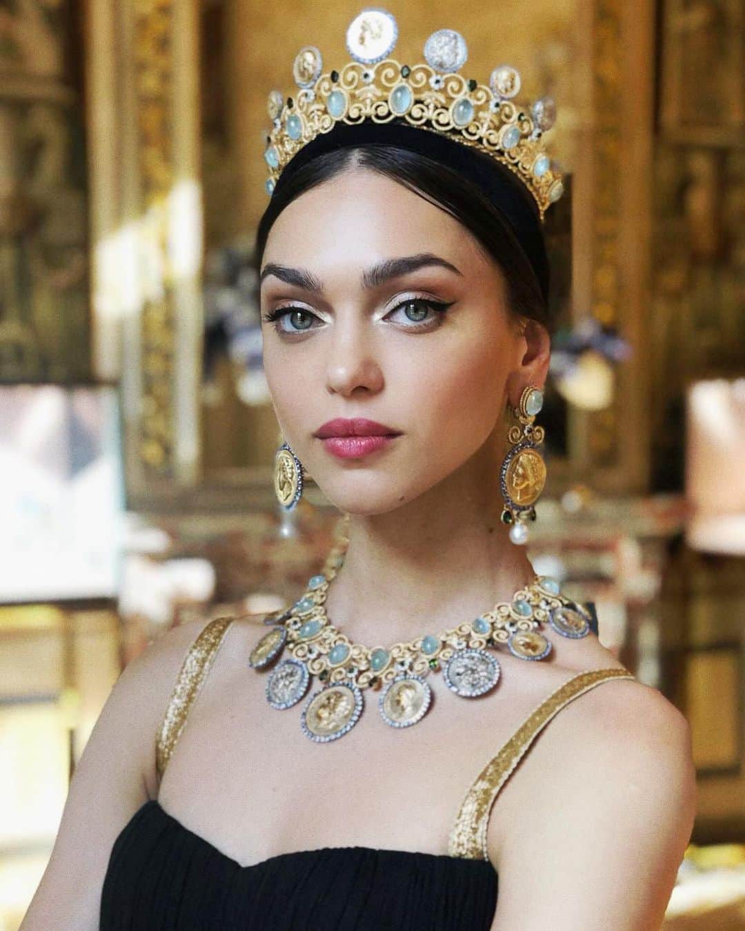 Zhenya Katavaのインスタグラム：「Me + @dolcegabbana 🖤.」