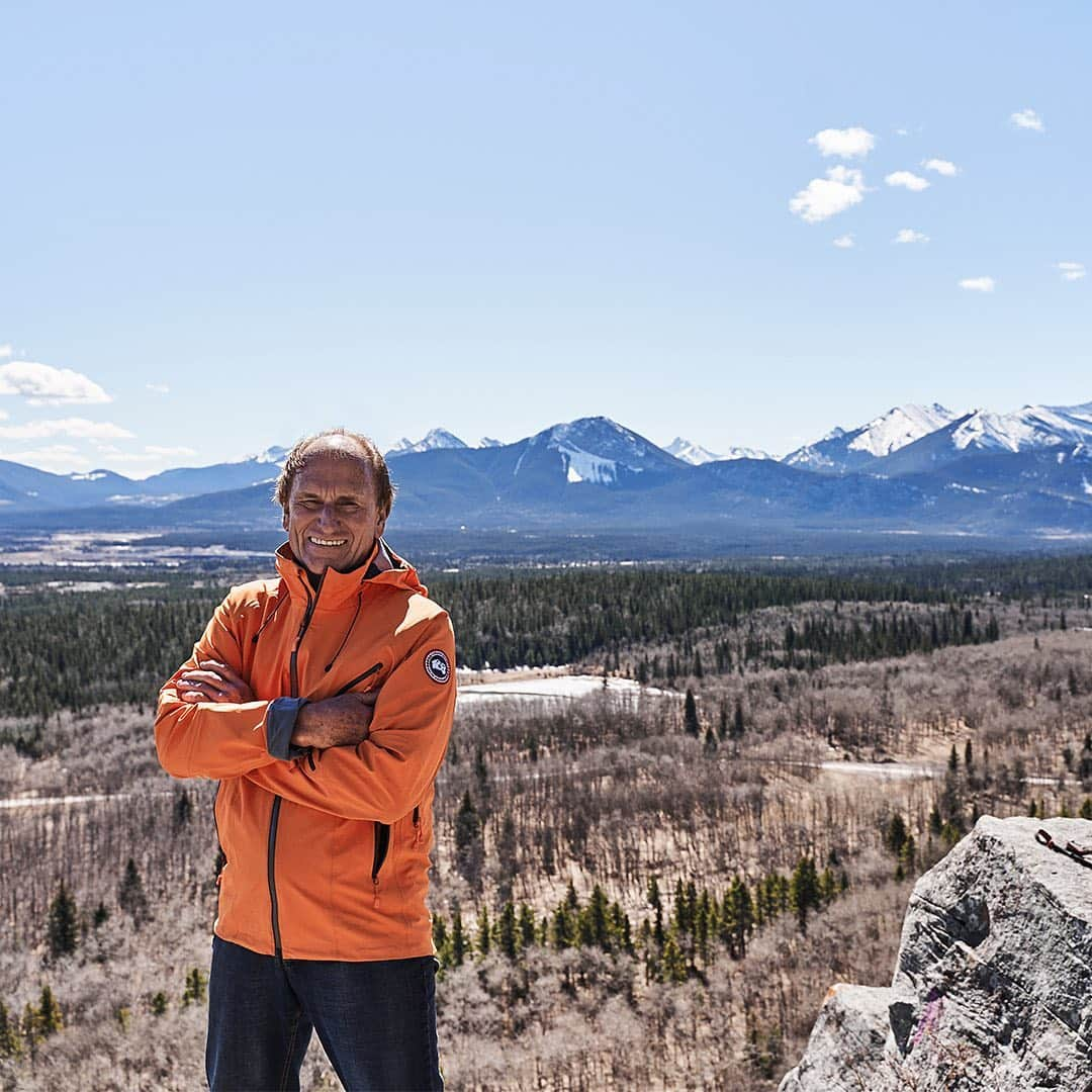 カナダグースさんのインスタグラム写真 - (カナダグースInstagram)「Ever wonder what the first Canadian to summit Everest packs on his climb? We’re talking hiking tips with legendary mountaineer Laurie Skreslet over on our stories 🏔」7月6日 0時06分 - canadagoose