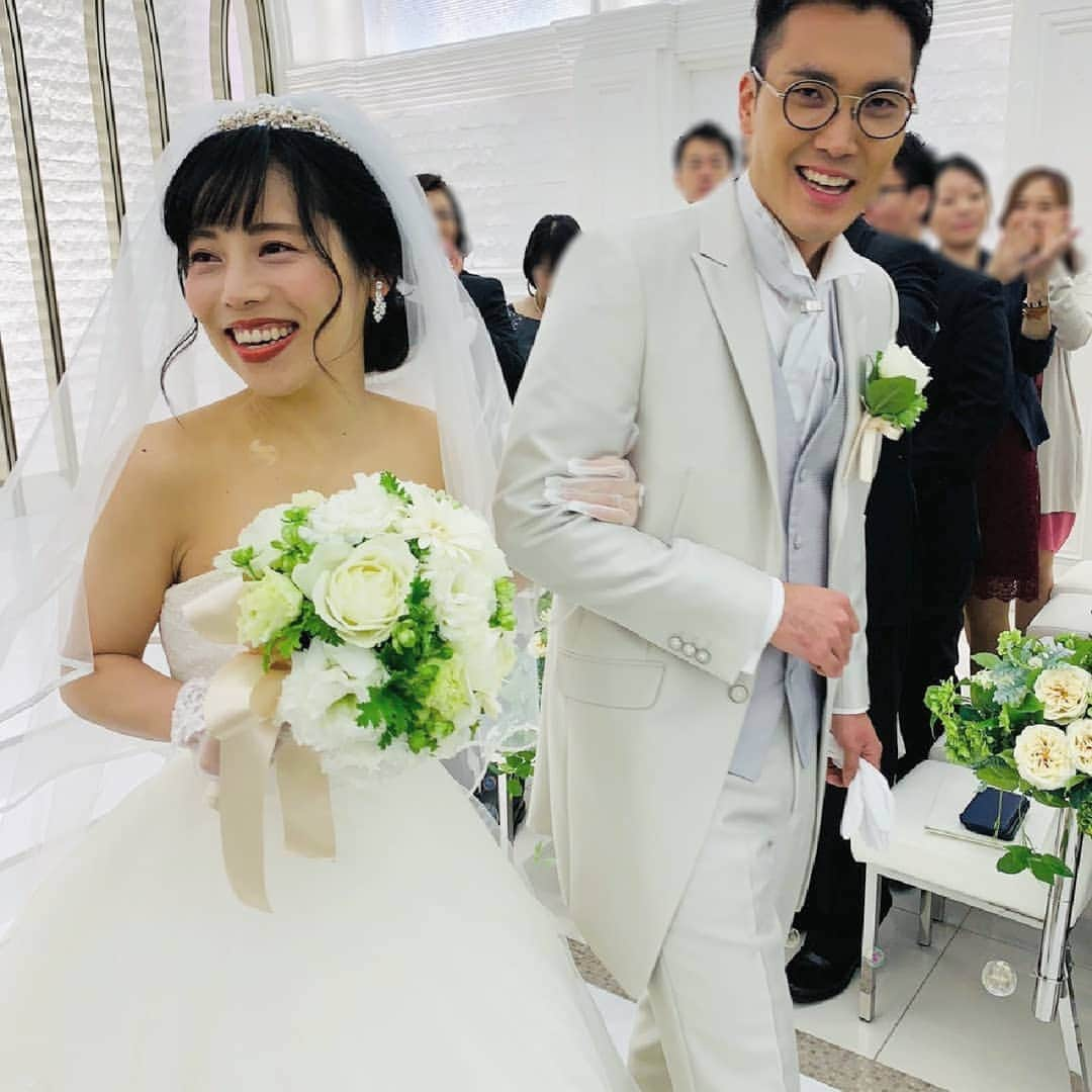 和泉杏さんのインスタグラム写真 - (和泉杏Instagram)「今日は、結婚式をしてきました♡ . チャペルの扉が開いて 来てくれた皆の顔が見えた瞬間、 泣きそうなのをなんとかこらえたのに、 .  菊田さんが声を出して泣くから、 もうこらえられませんでした（笑） .  ファーストバイトは普通に二人同時に食べ、 サンクスバイトはサプライズで岡部さんに♡ . 「二人が食べていく為には、この方に頑張ってもらわなければいけません」のアナウンスをしてもらい、秋山さんが前掛けをかけてあげて、 岡部さんに食べてもらう（笑） . 【岡部スパーク】を生で見れましたが、本当に、ちょっと急ぎめで食べてただけでした♡笑 . 秋山さん、岡部さん、ありがとうございました♡ . 友人代表スピーチは、 私の相方ランチからの手紙でしたが、 本当に誰も泣いていませんでした。笑 . そんな事ってあるんですね。笑 . 写真はまだまだあるので、また他の写真も載せようと思います(*^^*) . 楽しい式でした(*^^*) 皆さん、結婚式は、した方がいいです！！！！ . . . #ハナコ #ハナコ菊田 #ハルカラ #ハルカラ和泉  #ハルカラきょう #ウエディング #ウエディングドレス #結婚式 #挙式 #披露宴 #岡部スパーク #ありがとう  #サンクスバイト #ファーストバイト #菊田夫妻 #菊田夫婦」7月6日 0時06分 - izumikyou