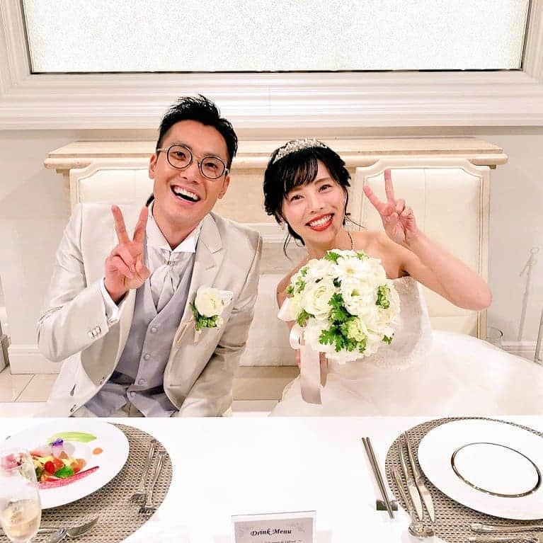 和泉杏さんのインスタグラム写真 - (和泉杏Instagram)「今日は、結婚式をしてきました♡ . チャペルの扉が開いて 来てくれた皆の顔が見えた瞬間、 泣きそうなのをなんとかこらえたのに、 .  菊田さんが声を出して泣くから、 もうこらえられませんでした（笑） .  ファーストバイトは普通に二人同時に食べ、 サンクスバイトはサプライズで岡部さんに♡ . 「二人が食べていく為には、この方に頑張ってもらわなければいけません」のアナウンスをしてもらい、秋山さんが前掛けをかけてあげて、 岡部さんに食べてもらう（笑） . 【岡部スパーク】を生で見れましたが、本当に、ちょっと急ぎめで食べてただけでした♡笑 . 秋山さん、岡部さん、ありがとうございました♡ . 友人代表スピーチは、 私の相方ランチからの手紙でしたが、 本当に誰も泣いていませんでした。笑 . そんな事ってあるんですね。笑 . 写真はまだまだあるので、また他の写真も載せようと思います(*^^*) . 楽しい式でした(*^^*) 皆さん、結婚式は、した方がいいです！！！！ . . . #ハナコ #ハナコ菊田 #ハルカラ #ハルカラ和泉  #ハルカラきょう #ウエディング #ウエディングドレス #結婚式 #挙式 #披露宴 #岡部スパーク #ありがとう  #サンクスバイト #ファーストバイト #菊田夫妻 #菊田夫婦」7月6日 0時06分 - izumikyou