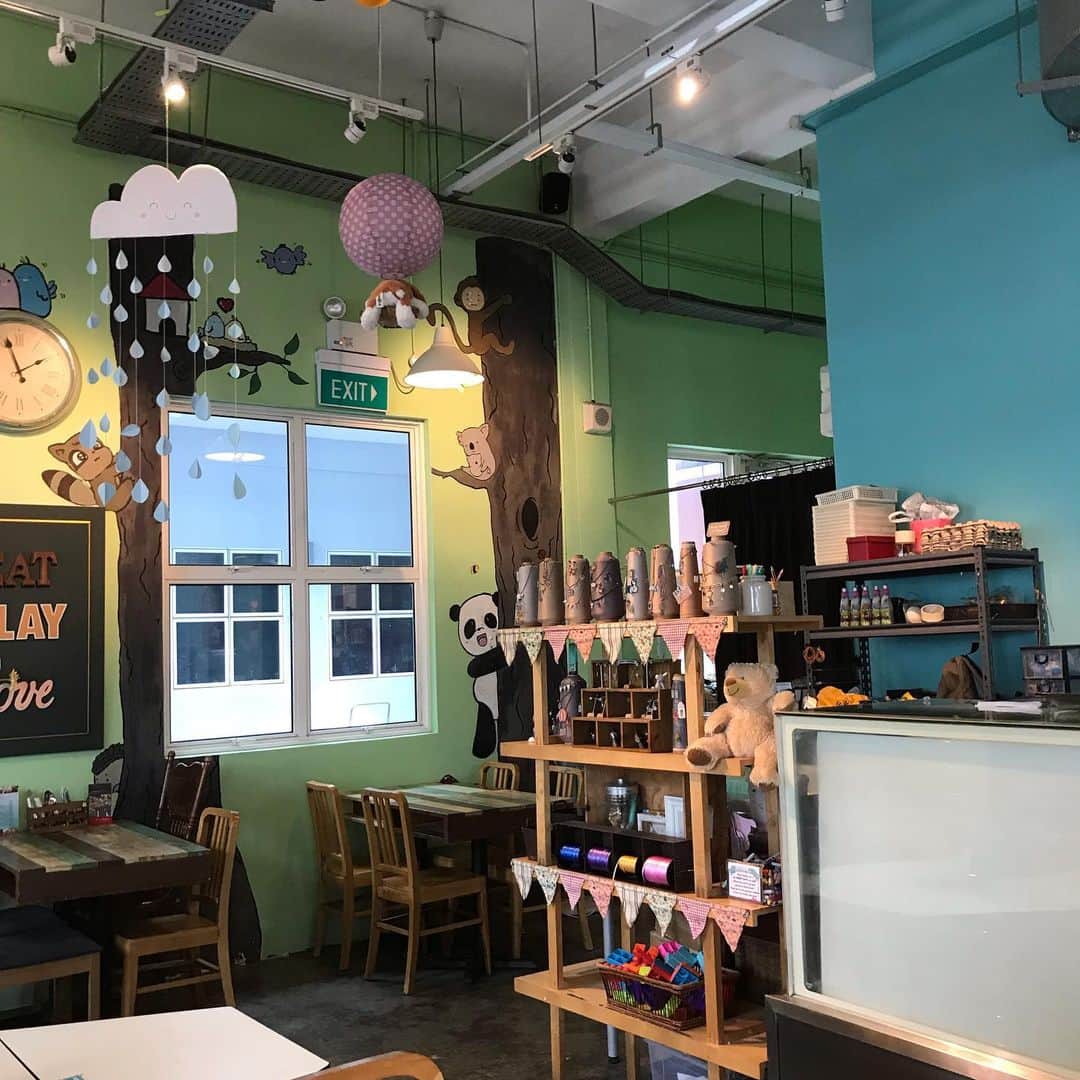 大西蘭さんのインスタグラム写真 - (大西蘭Instagram)「・ 友達が見つけてくれたbaby friendly なカフェへ☕️ ・ 可愛い店内💕 ・ 子供が工作できるスペースもありました✨ ・ Weekday lunch は手頃でしたが、味はまあまあでした🙆‍♂️ ・ でも店内可愛いし、ゆっくりできたからまた行ってもいいかな🐱 ・ ・ #singaporecafe」7月6日 0時17分 - onishiran