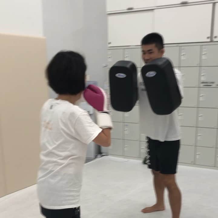岸本加世子のインスタグラム：「かよちゃんトレーニング。岸本さんを撮りたいのに何かが邪魔して撮れない。あ！俺の本だ！編。自分の本を宣伝するやつい。笑。🤣 「それこそ青春というやつなのだろうな」 発刊1週間で増刷。Amazon等でも値上がりしてるそうです。面白いのでぜひ！#bravegym #やついいちろう #芦田崇宏」