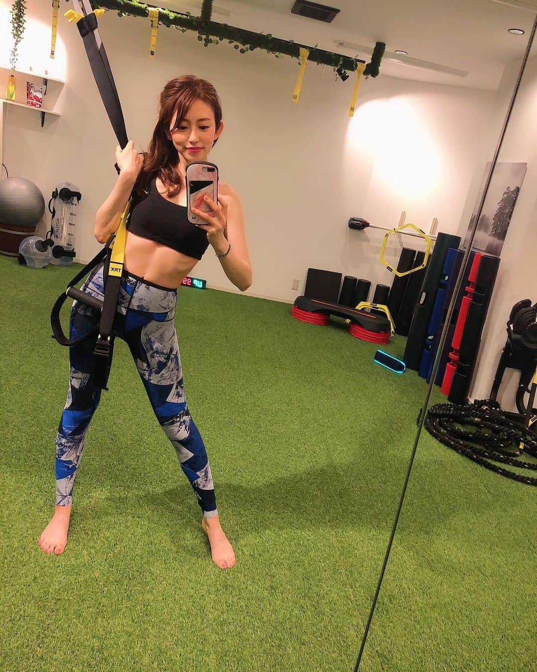 のインスタグラム：「遂にパーソナルトレーナーデビュー✨﻿﻿ を果たしましたー！！ ﻿﻿ ﻿﻿ @gym_field_shinagawa  にて🌱🌱🌱﻿﻿ ﻿﻿ 私の中で、むきむきにならない程度の筋トレが﻿﻿ 若さのキープ↑↑そして超美肌への近道✨﻿﻿ ﻿﻿ だと思っています。﻿﻿ ﻿﻿ グラビアをやっていた20代の頃から﻿﻿ ダイエットや色んな運動を試しては飽き...﻿﻿ 大手のジムに通うも続かず... といった私が﻿﻿ 唯一続いたfield メソッド😊﻿﻿ ﻿ 『遊ぶように鍛える！！』 ﻿﻿ ﻿﻿ 私と一緒に遊ぶようにトレーニングしたい方 、﻿﻿ 美しくなりたい方✨✨✨ ﻿﻿ ﻿﻿ 美容法ついても私の知る限りお伝えします！﻿﻿ ﻿﻿ @gym_field_shinagawa ﻿﻿ ﻿﻿ ↑ まで お問い合わせください😊😊😊﻿ ﻿  #パーソナルトレーニング﻿  #パーソナルトレーナー﻿ ＃ダイエット﻿ #アンチエイジング﻿ #美容法﻿  #gym」