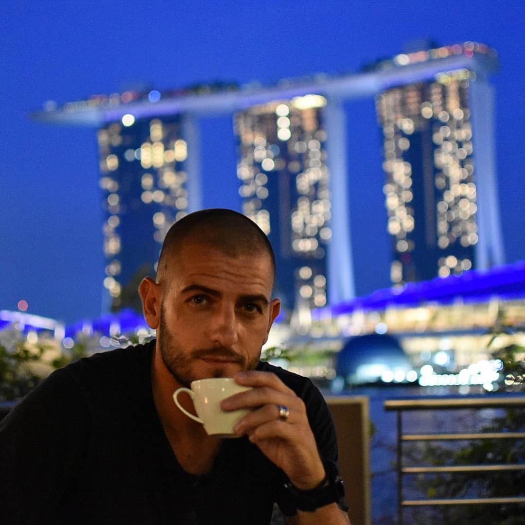ムラデン・ペトリッチのインスタグラム：「A cup of tea 🍵 and a stunning view at Marina Bay Sands 🌃 to end a month of traveling through Asia. An experience full of new cultures, amazing cities, beautiful beaches and tasty food 🥘. Thank you 🙏 #hongkong #beijing #tokyo #kyoto #osaka #danang #hoian #singapore #asia #asiatour #holidays #summer #travel #traveltheworld #fotografie #photography」