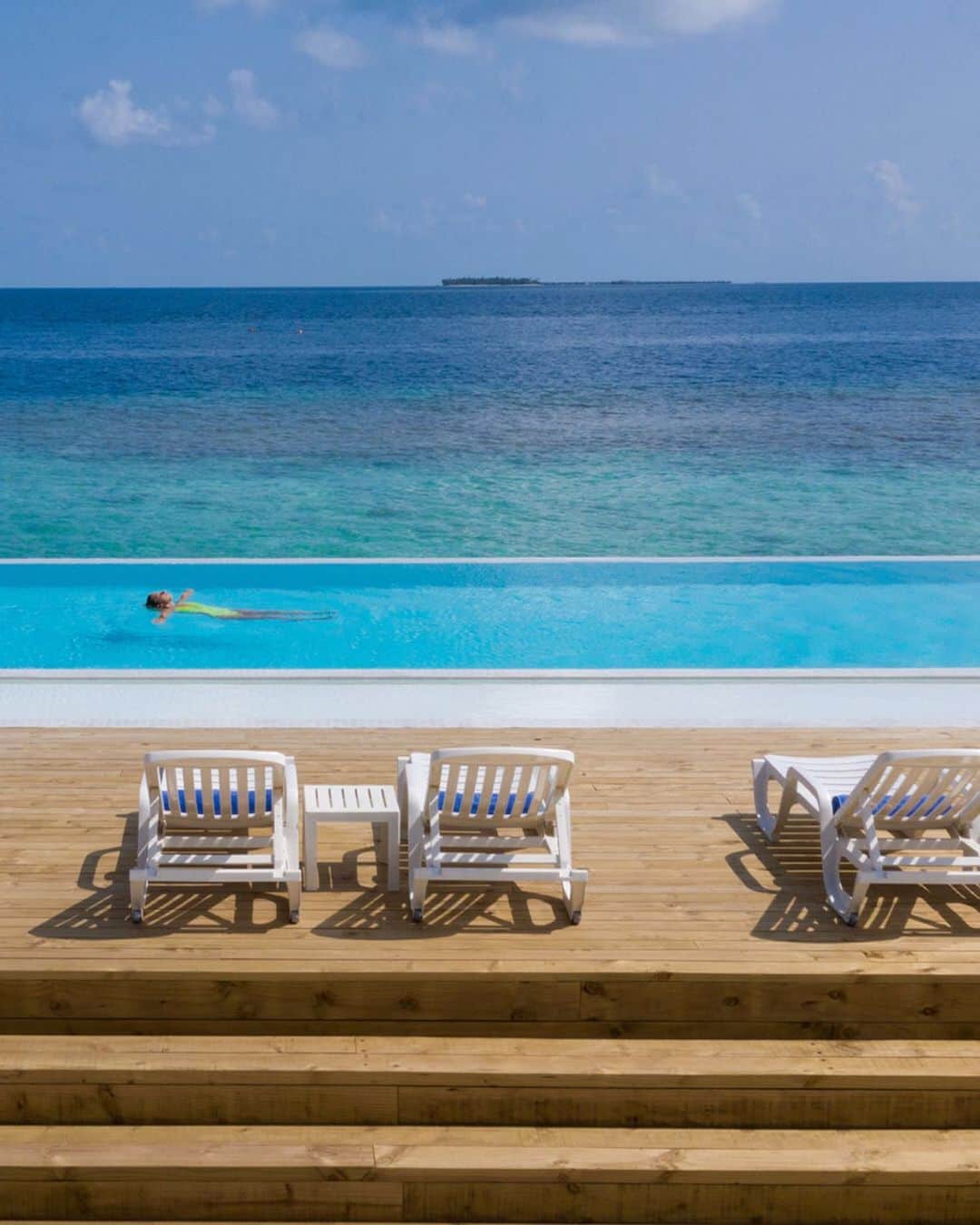 ブランディーナさんのインスタグラム写真 - (ブランディーナInstagram)「Brandina presenta Maldive, il nuovo colore per l’estate ispirato alle spiagge bianche e ai mari turchesi degli atolli maldiviani. Pensato per i veri amanti del mare e delle acque cristalline.  #brandinatheoriginal #brandina #colors #stripes #fashionitaly #photooftheday #bag #bags #summer2019 #maldive #maldives #beach #maldivesislands #travel #maldivesresorts #sunset #maldivas #paradise #maldiveslovers #love #indianocean #visitmaldives #ocean #sea #maldivesmania #maldivesisland #island #travelmaldives #maldivesparadise」7月6日 0時23分 - brandinatheoriginal