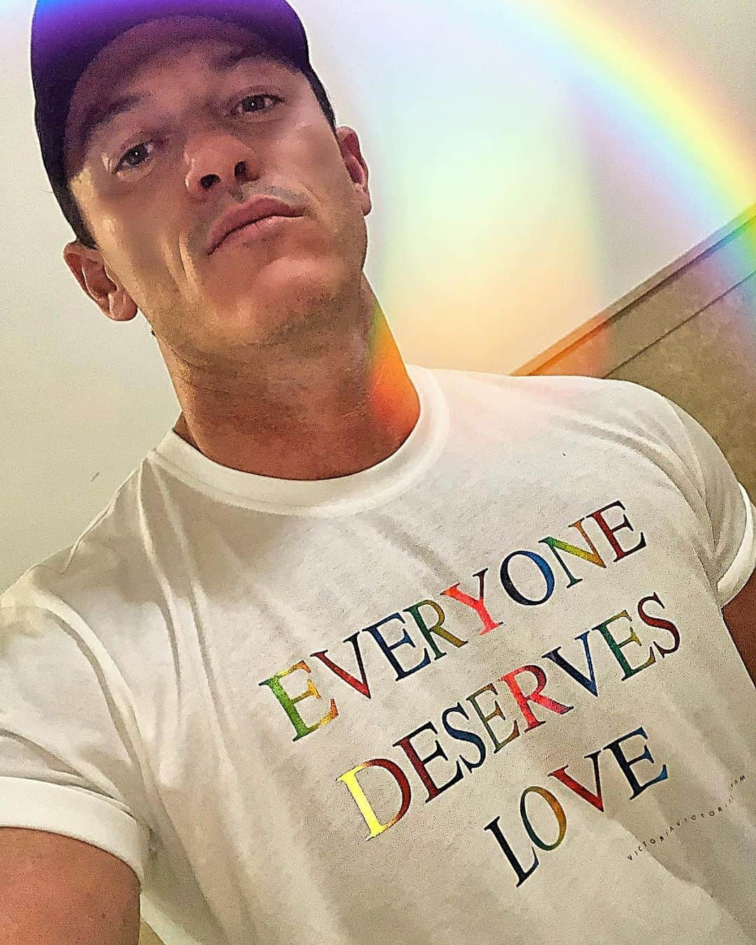 ルーク・エヴァンズさんのインスタグラム写真 - (ルーク・エヴァンズInstagram)「Everyone deserves love. Even if you have resting bitch face like I have in this pic!! Have a great London Pride tomorrow everyone. #prideinlondon #londonpride #loveislove #pride #lgbtqpride #pridemonth #EveryoneDeservesLove ❤️」7月6日 0時23分 - thereallukeevans