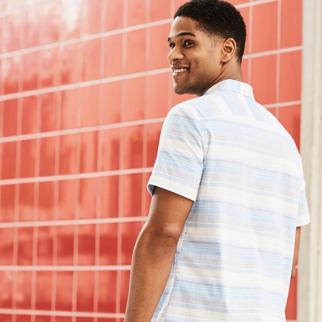 ペリーエリスのインスタグラム：「Red, white and blue done right. Link in bio for fresh summer prints. #PerryEllis #LifeReadySince1976」