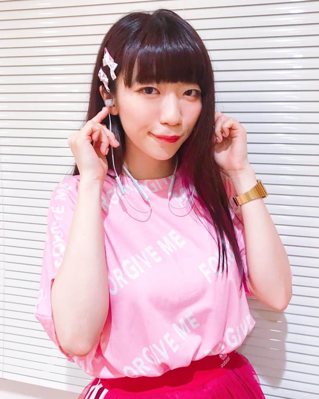 ぱいぱいでか美のインスタグラム：「体動かすときは音楽聴く派！ 犬山さん劔さん夫妻からお誕生日に頂いたbeatsで❤︎ ꙳ #beats #bluetooth #tops #FORGIVEME #skirt #adidas #accessory #でことらんど #俺はインスタグラマーになりてぇ ꙳ 今日は運動してないんだけど笑 アポカリオフ会だったから「スポーツ〜」にちなんで スポーティーな私服でヲタクとわいわいしました。 Tシャツはよこたんさん @urbangarde_yoko のブランド FORGIVEME の！ ピンク可愛いので地味にならないようにあえてもっと強いピンクを下に合わせましたadidas。 前も載せたやつ。 親友にならってコンセプト厨になりヘアピンはスポーツ柄☻ 前にスポーツ用の防水のBluetooth使ってたんだけど壊れちゃって イヤフォンどうしようかなーってなってたら beatsを頂きまして、、！ 犬山さん、劔さんありがとうございます❤︎❤︎❤︎ 大切に使います！」