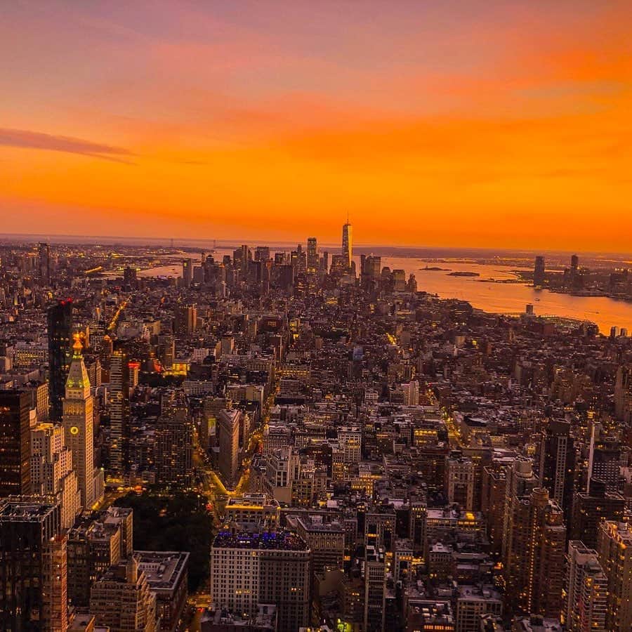 Empire State Buildingさんのインスタグラム写真 - (Empire State BuildingInstagram)「It’s New York baby, anything can happen ❤️ . 📷: @mrdipeshashah ✨ . . . . . . . . #explorenewyork #explorenyc #newyorkinstagram #bestplacestogo #instatravel #ourplanetdaily #igersofnyc #seeyourcity #ilove_newyo #newyorkcity #newyork #discovernewyorkcity #nyc #discovernyc #newyorkcitylife  #worldtraveler #what_i_saw_in_nyc #igrecommend #newyorkinsta #visualsoflife #mynycmoment #streetphotography #mood #iamatraveler  #ig_masterpiece #unlimitedny」7月6日 0時37分 - empirestatebldg