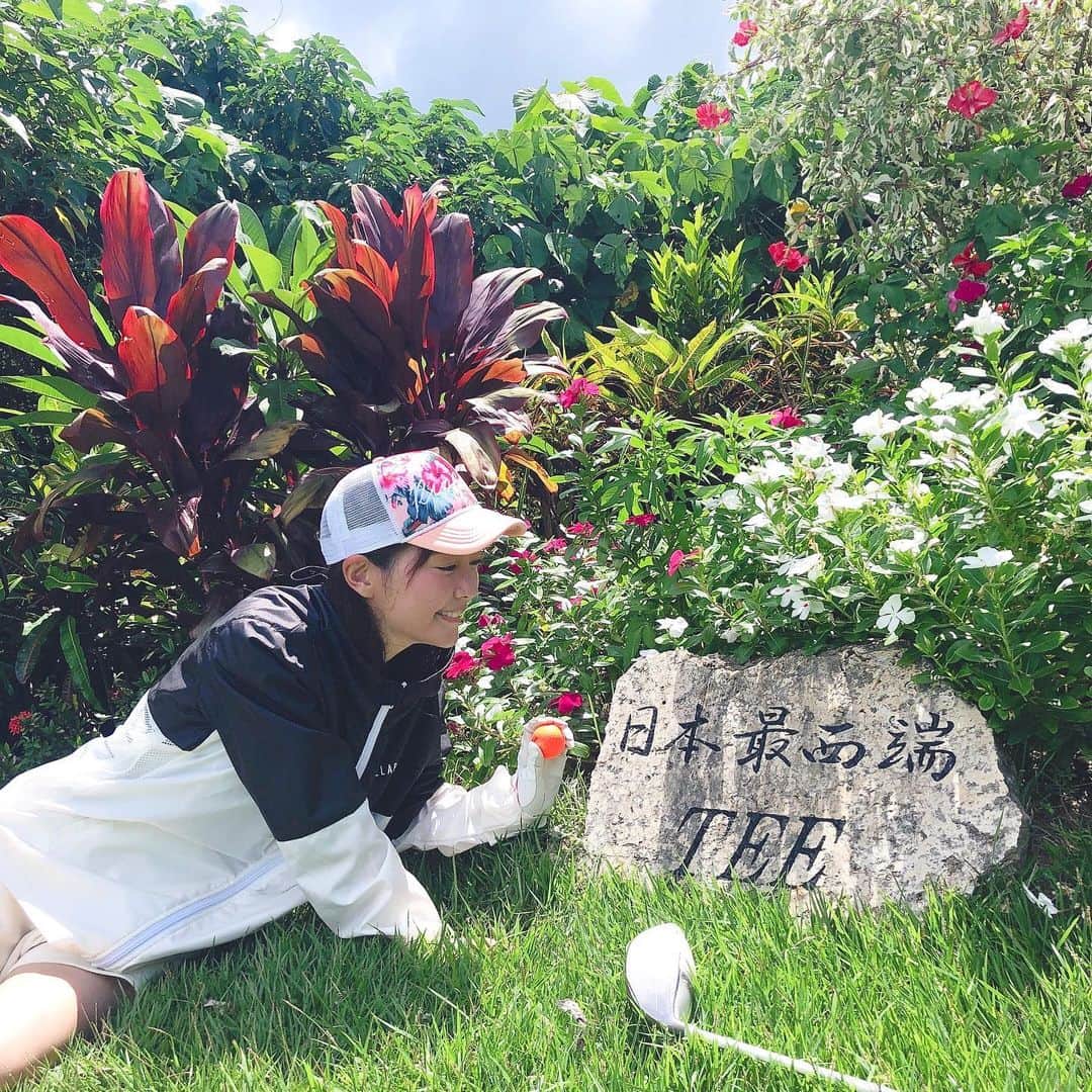 うえむらちかのインスタグラム：「#クイズ #ここはどこでしょう？﻿ ﻿ ﻿ 続いての正解を発表したいと思います🎊﻿ ﻿ ﻿ 正解その④﻿ ﻿ ﻿ 📍#小浜島 🌴﻿ ﻿ ﻿ #日本最南端 と #日本最西端 のTEE があるゴルフ場を見つけたので、ハーフだけ回ってきました⛳️﻿ ﻿ 日差しが半端なく🌞﻿ 終わったあとは服が汗でぐっしょり…﻿ まるで雑巾のように絞れましたよ笑﻿ ﻿ ﻿ 正解はあとひとつ🤩﻿ ﻿ ﻿ #旅行 #タビジョ #旅 #沖縄旅行﻿ #島めぐり #旅女子 ﻿ #沖縄 #日本最南端ゴルフ場 #ゴルフ #ビーチ #beach #八重山諸島﻿ #日本最西端ゴルフ場 #ゴルフ女子﻿ #旅スタグラマー」